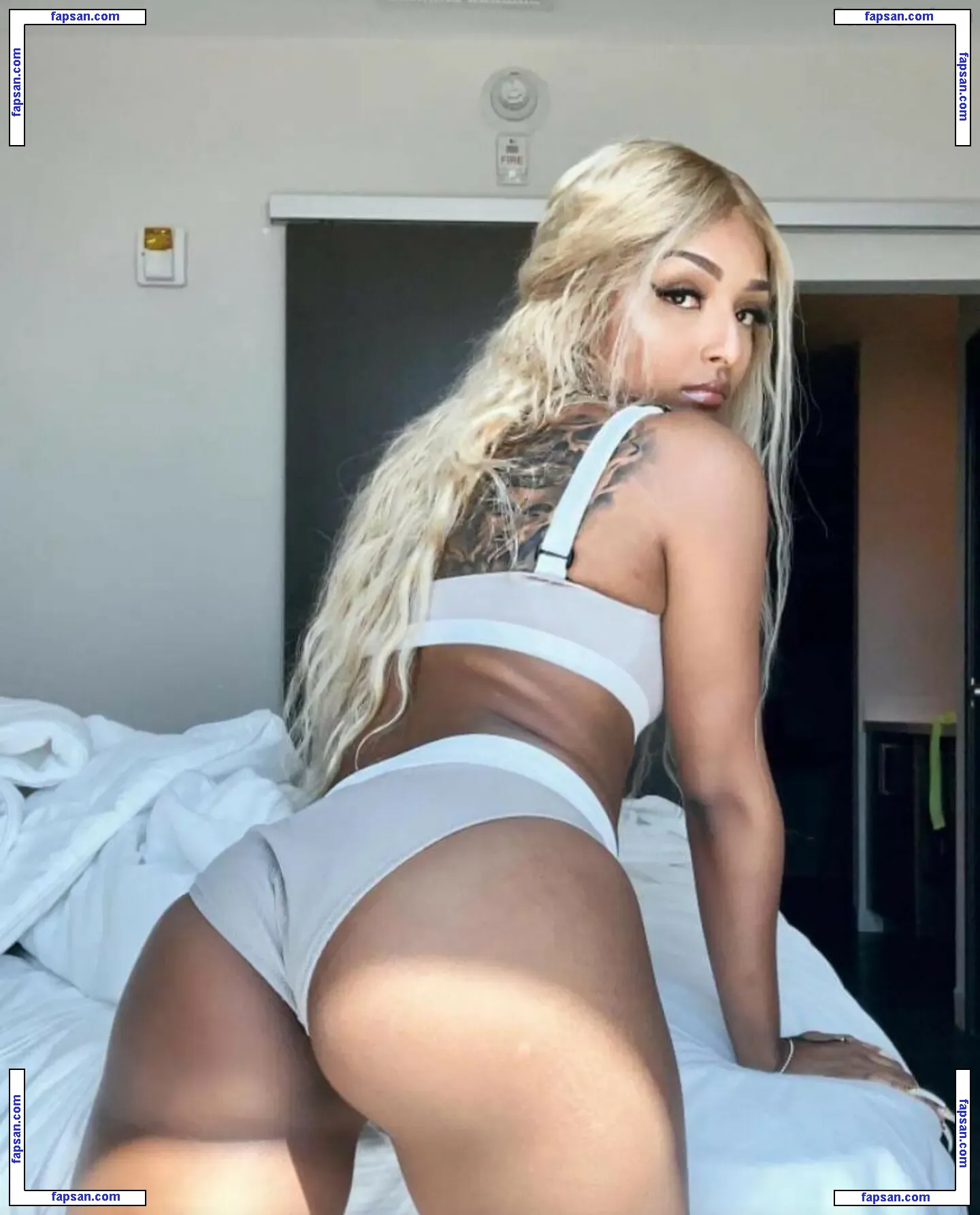 DayWithAsh nude photo #0002 from OnlyFans