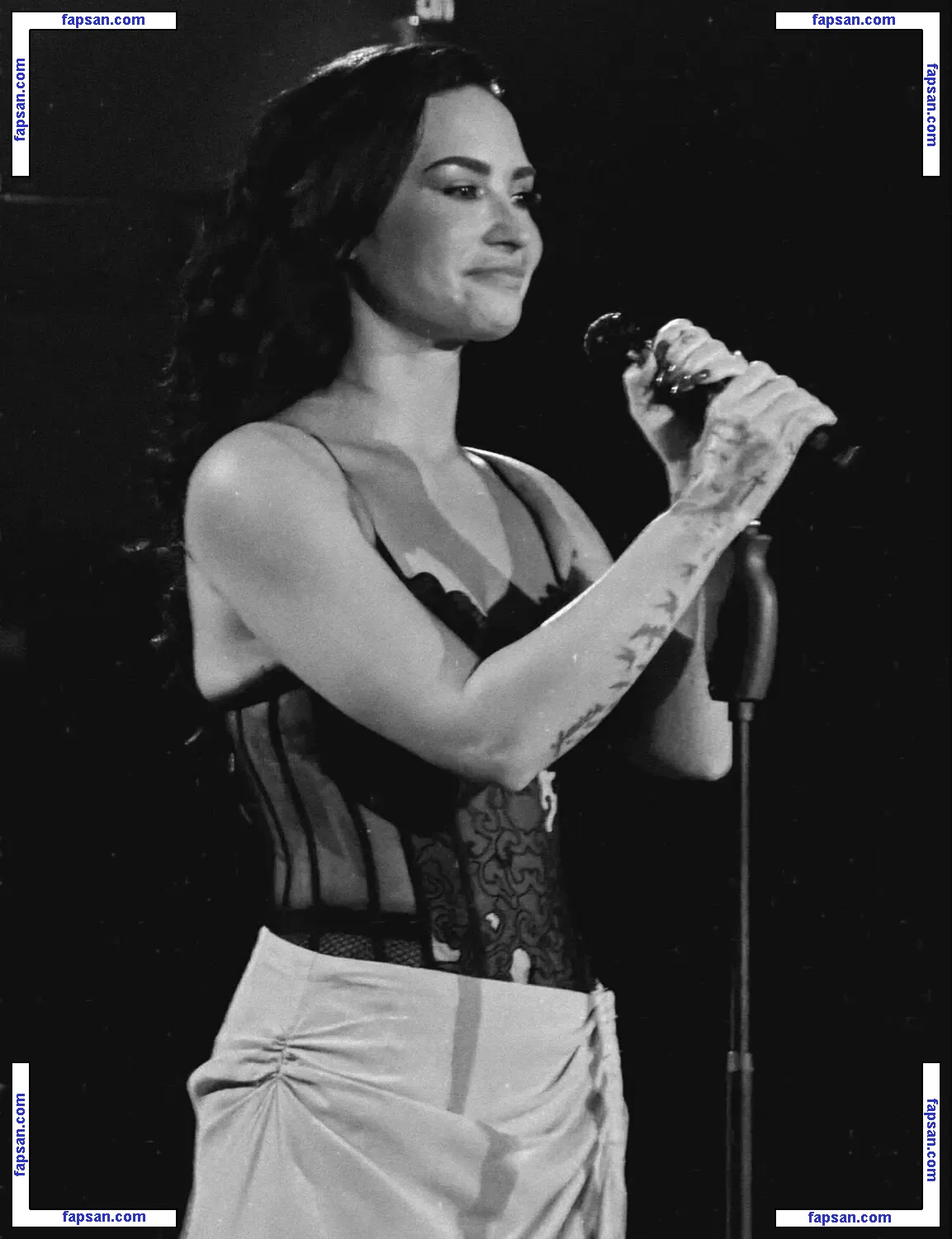 Demi Lovato nude photo #1811 from OnlyFans