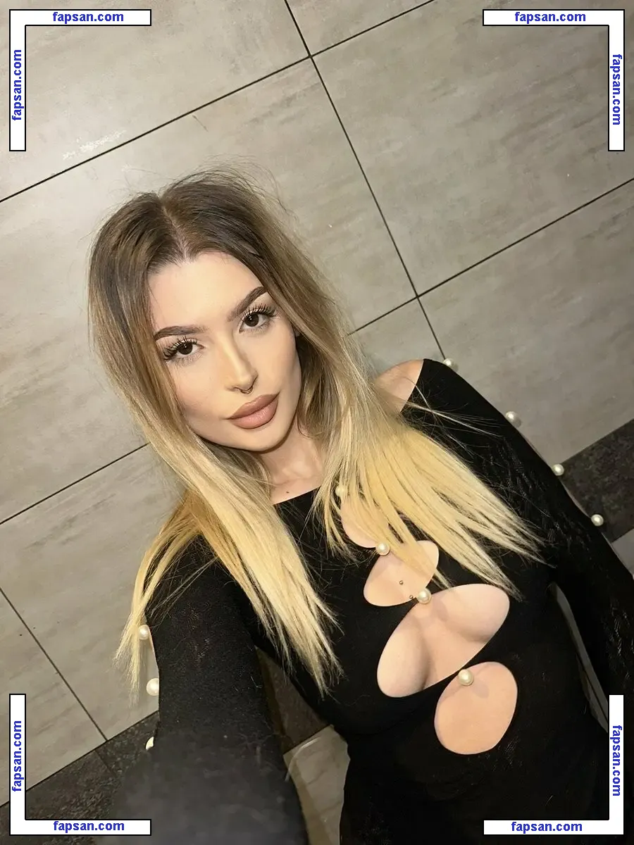 Detremia nude photo #0009 from OnlyFans