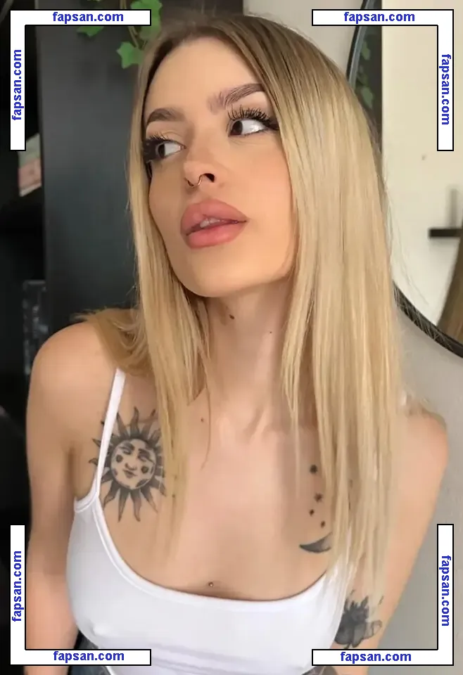 Detremia nude photo #0013 from OnlyFans