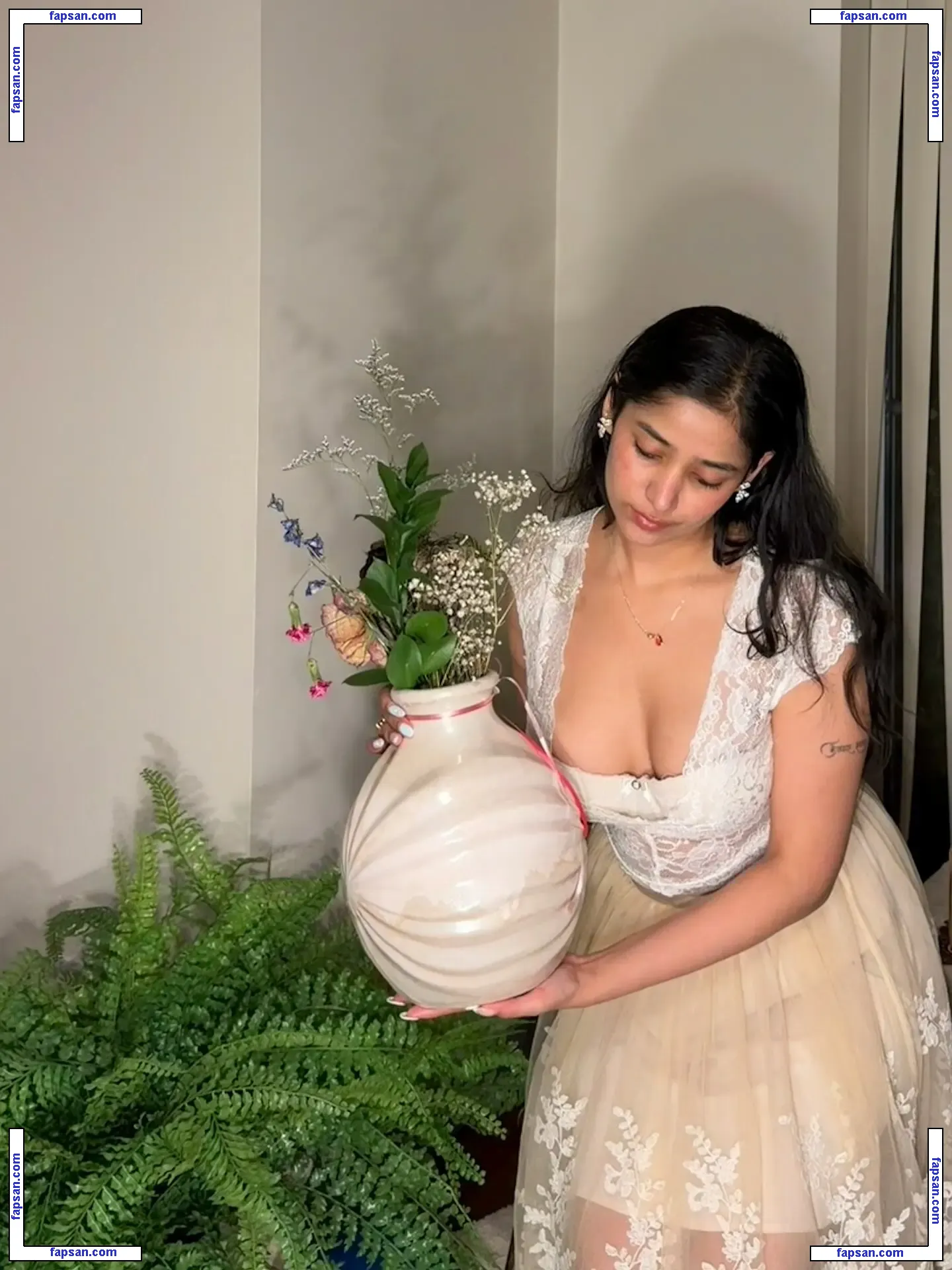 Divya Gupta голая фото #0001 с Онлифанс