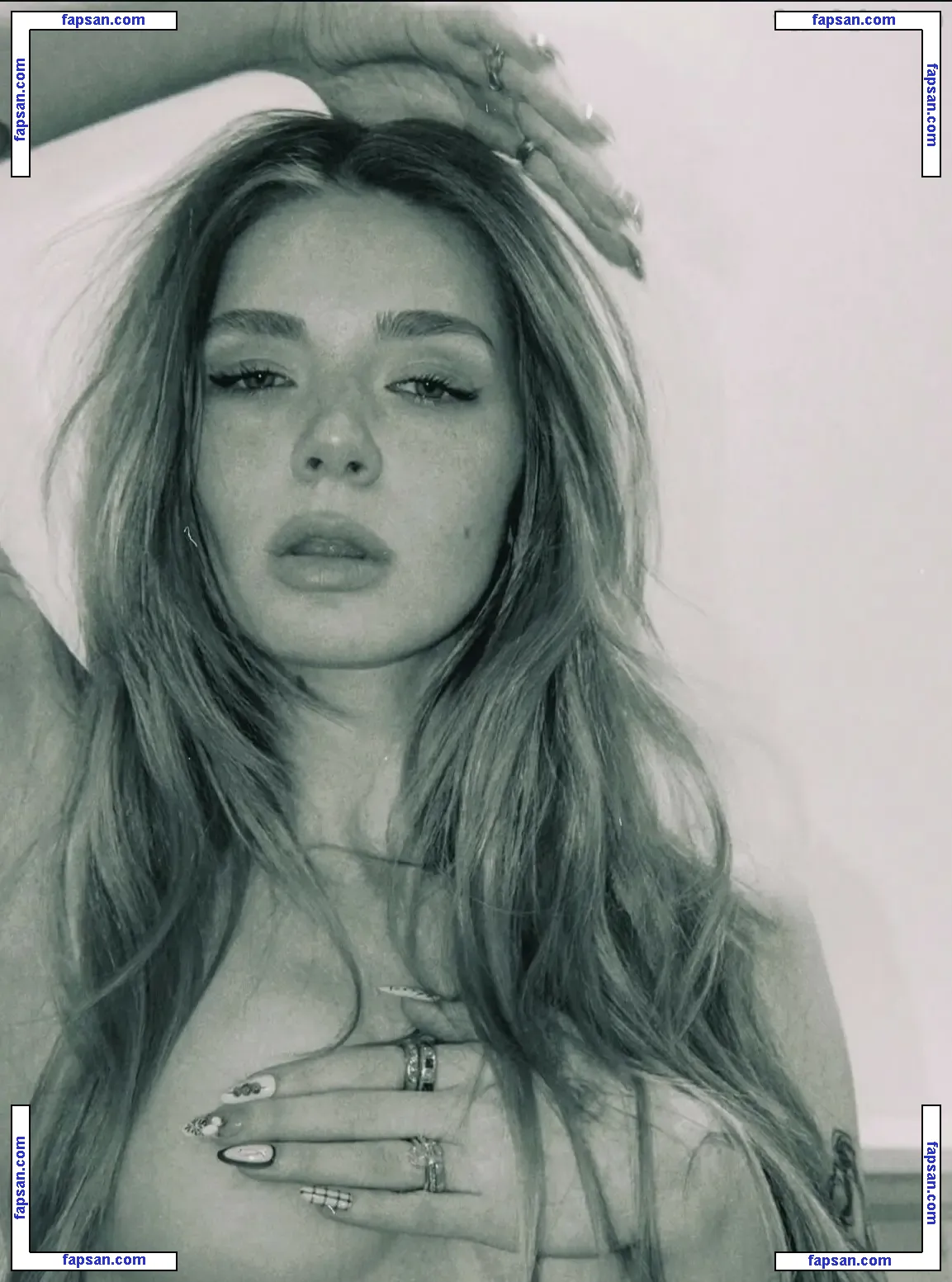 Dj Adrivnna nude photo #0003 from OnlyFans