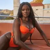 Duckie Thot голая #0025