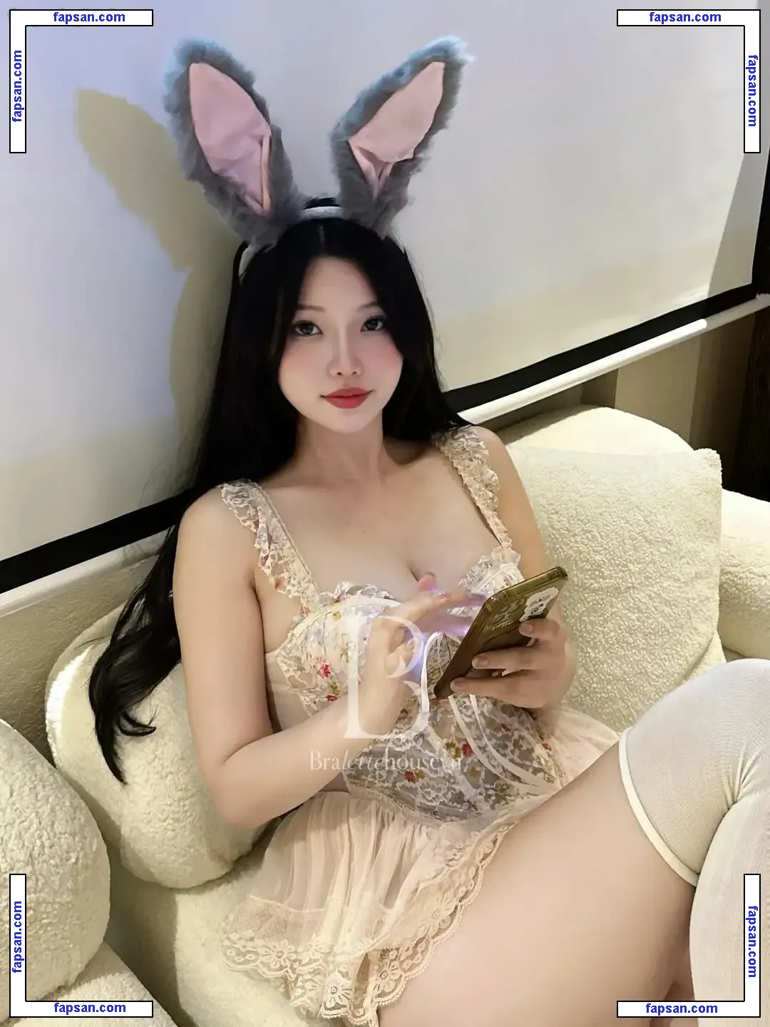 Duyenn Hipp nude photo #0448 from OnlyFans