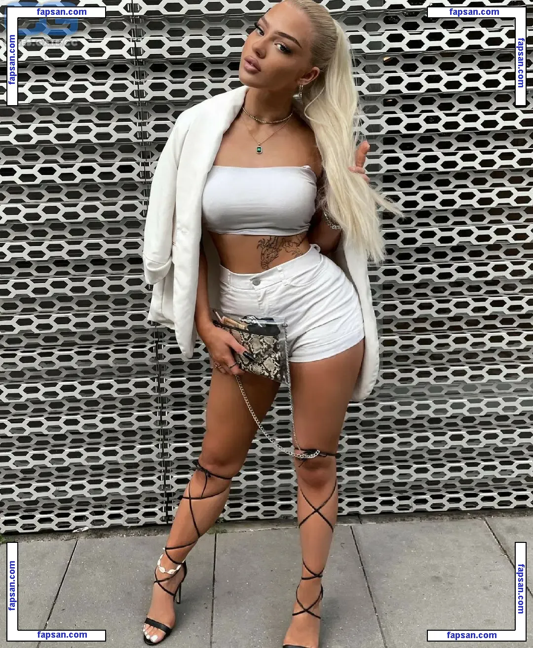 Elainevictoria nude photo #0006 from OnlyFans