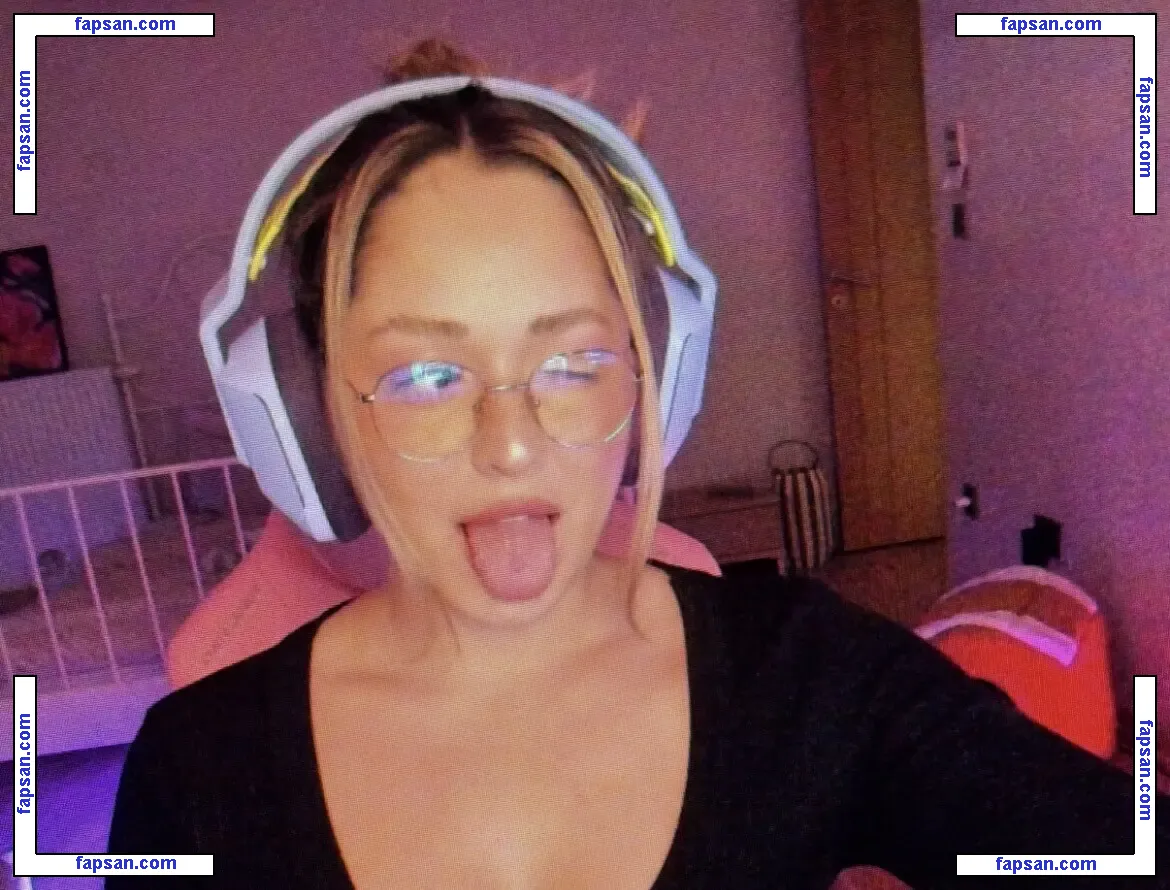 Elanur nude photo #0008 from OnlyFans