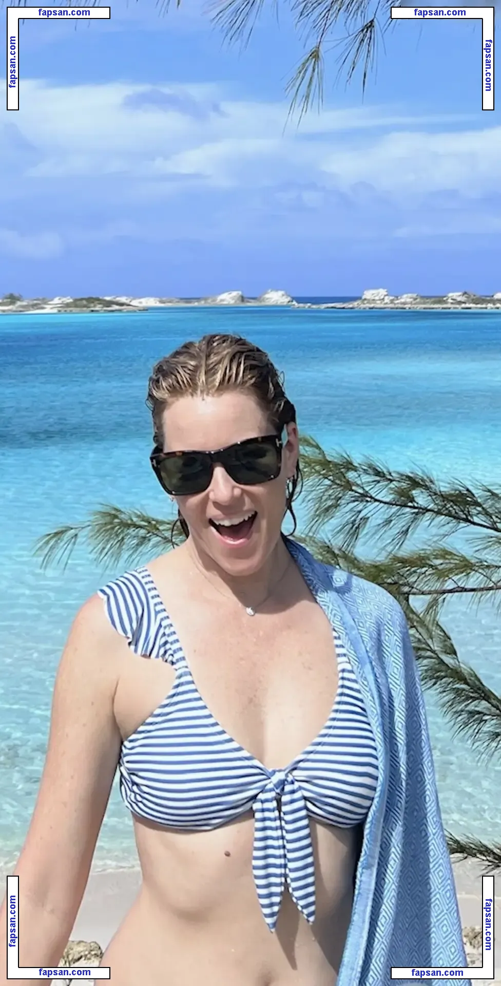Elizabeth Banks nude photo #0573 from OnlyFans