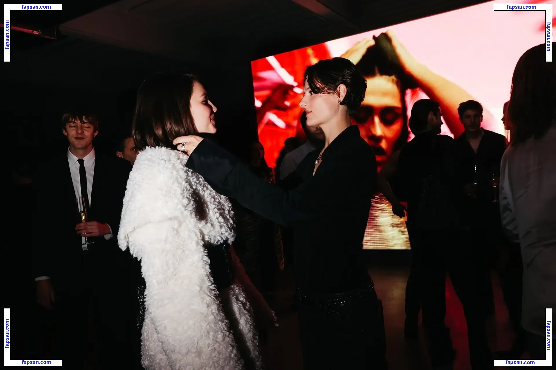 Ella Hunt голая фото #0141 с Онлифанс