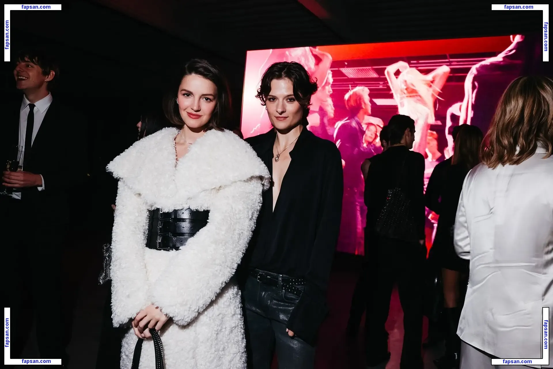 Ella Hunt голая фото #0144 с Онлифанс