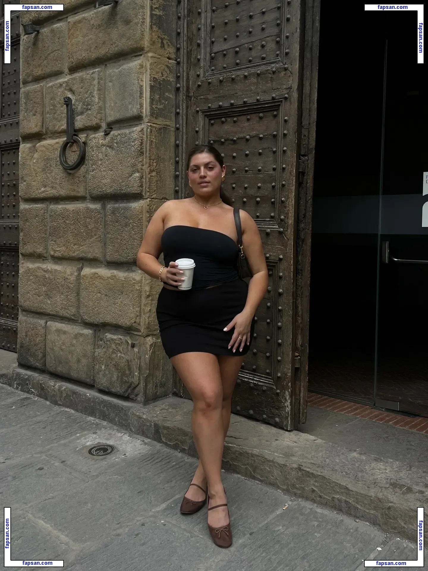 ellahalikas голая фото #0005 с Онлифанс