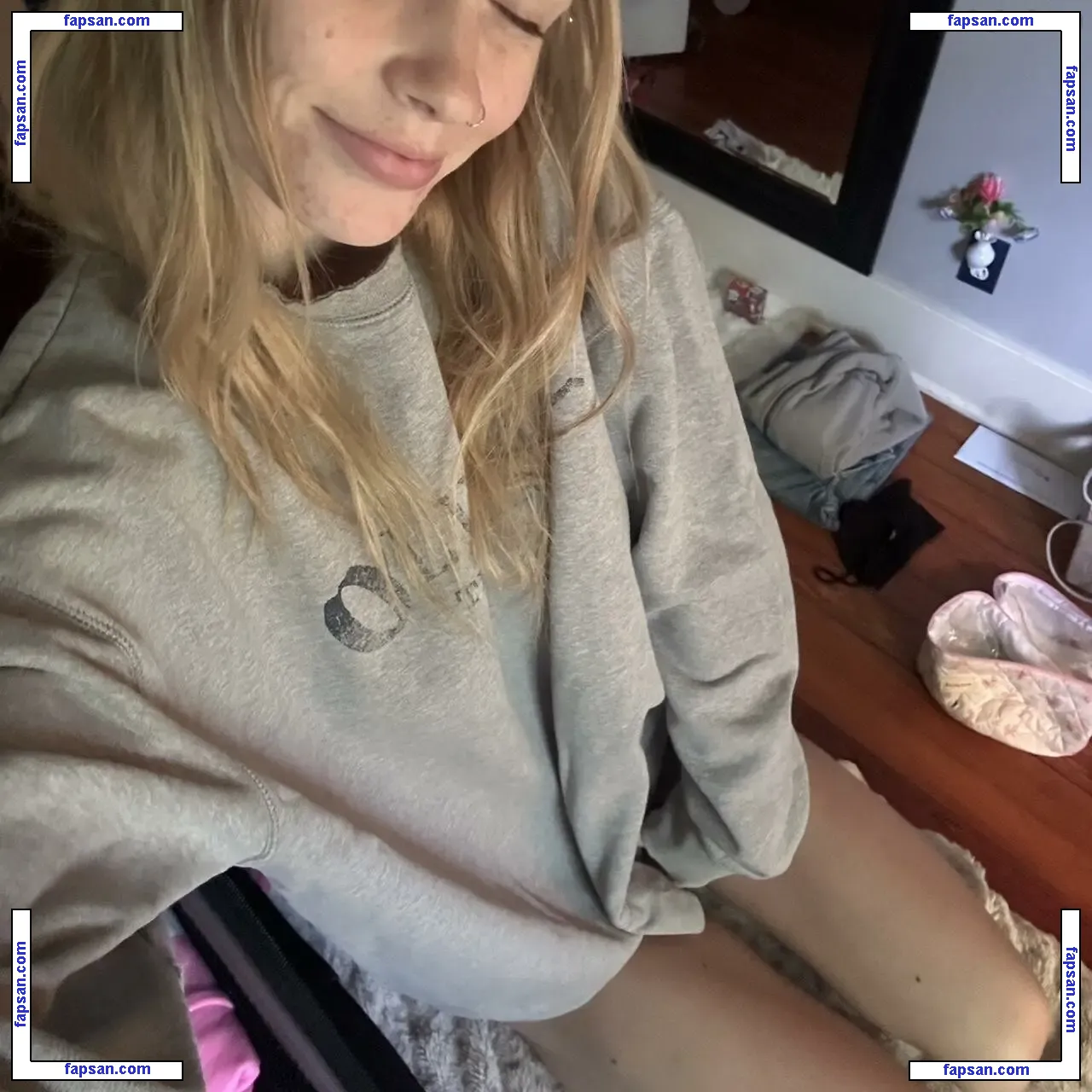 Ellesasmrr nude photo #0001 from OnlyFans