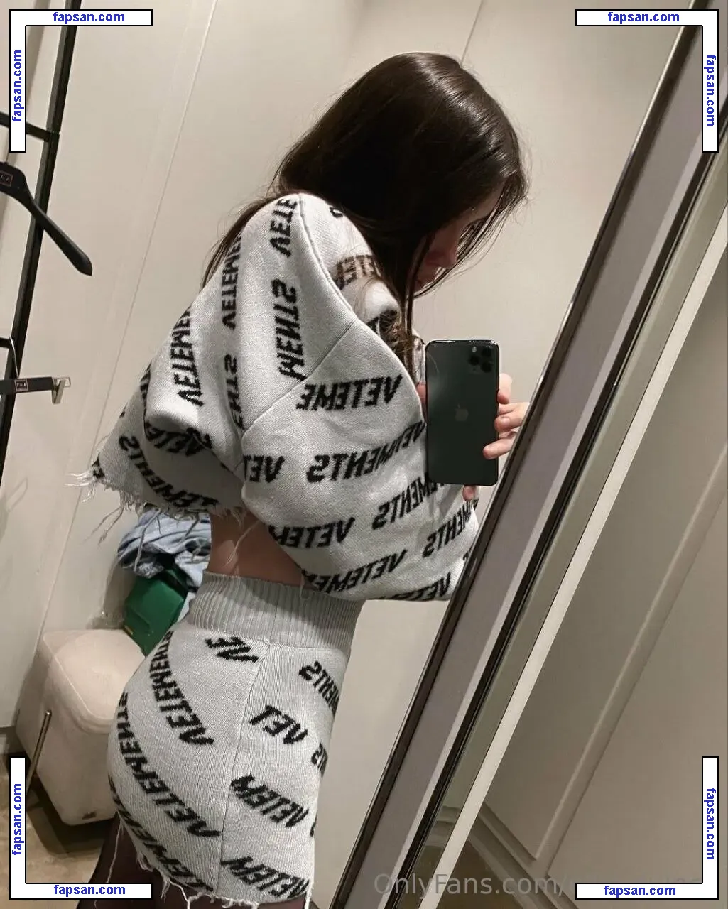 ellie.quincy nude photo #0005 from OnlyFans
