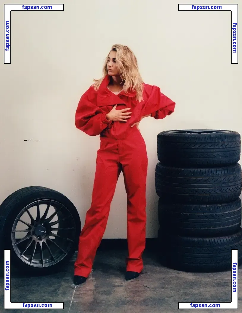 Emelia Hartford nude photo #0101 from OnlyFans