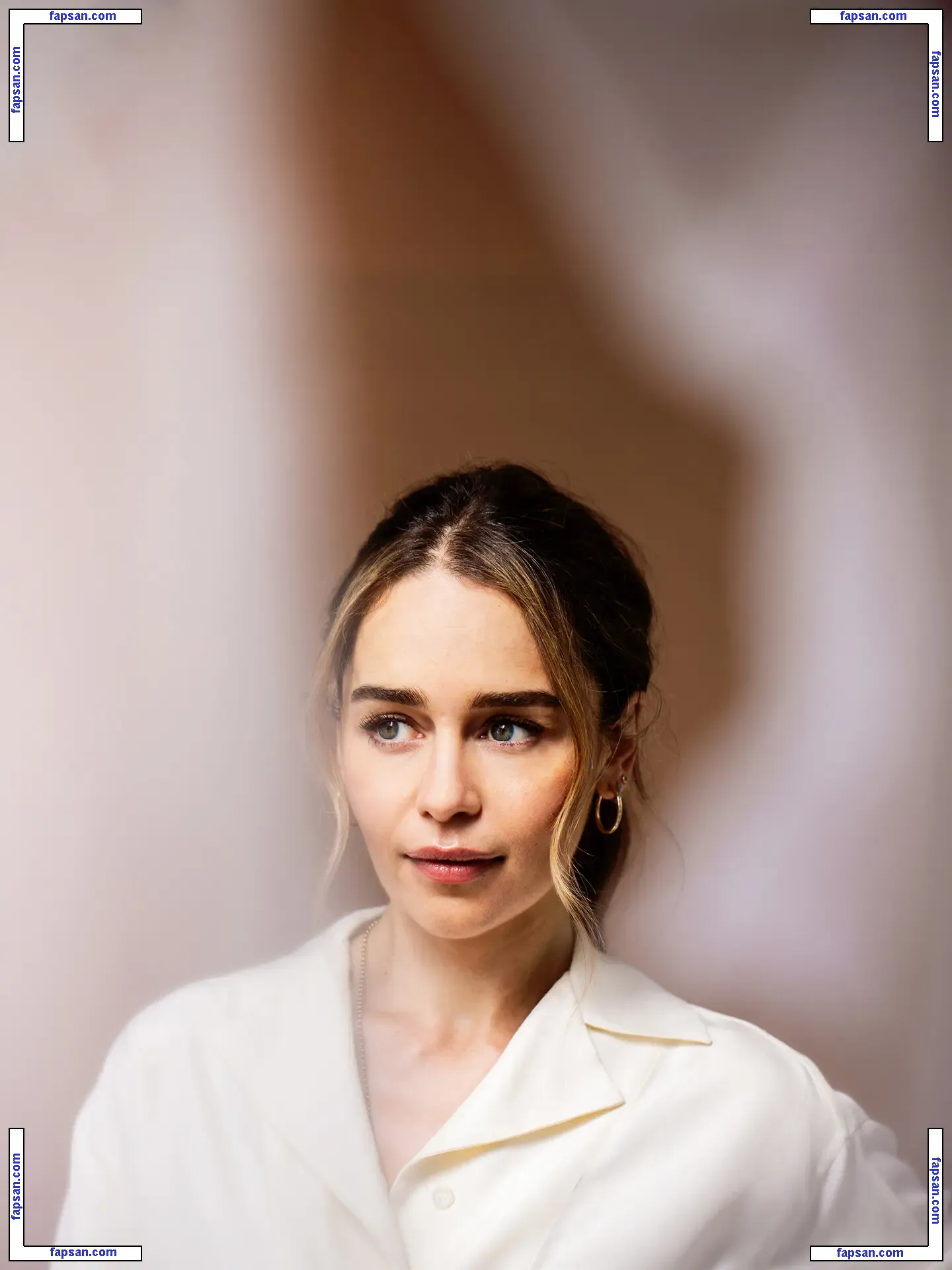 Emilia Clarke голая фото #1447 с Онлифанс