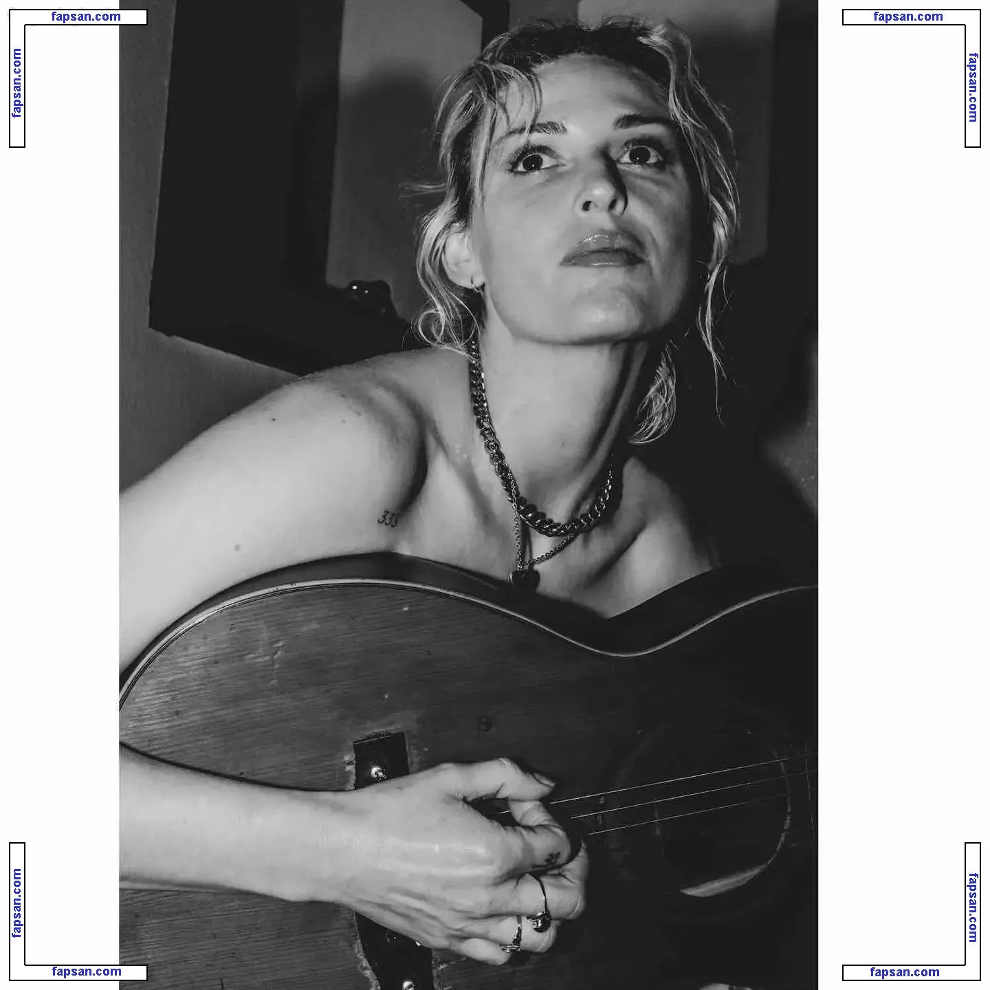 Emily Armstrong голая фото #0020 с Онлифанс