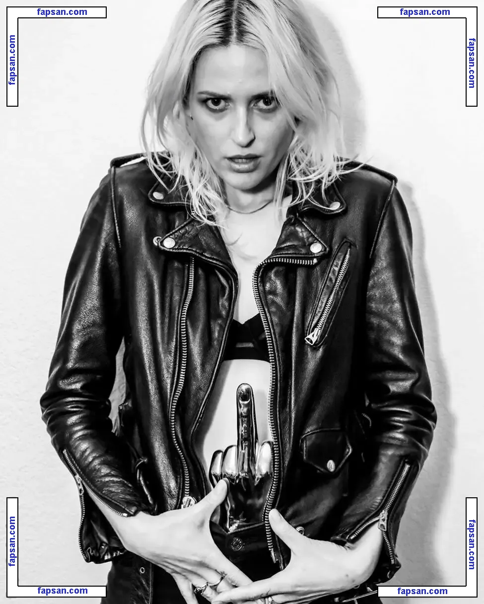 Emily Armstrong голая фото #0022 с Онлифанс