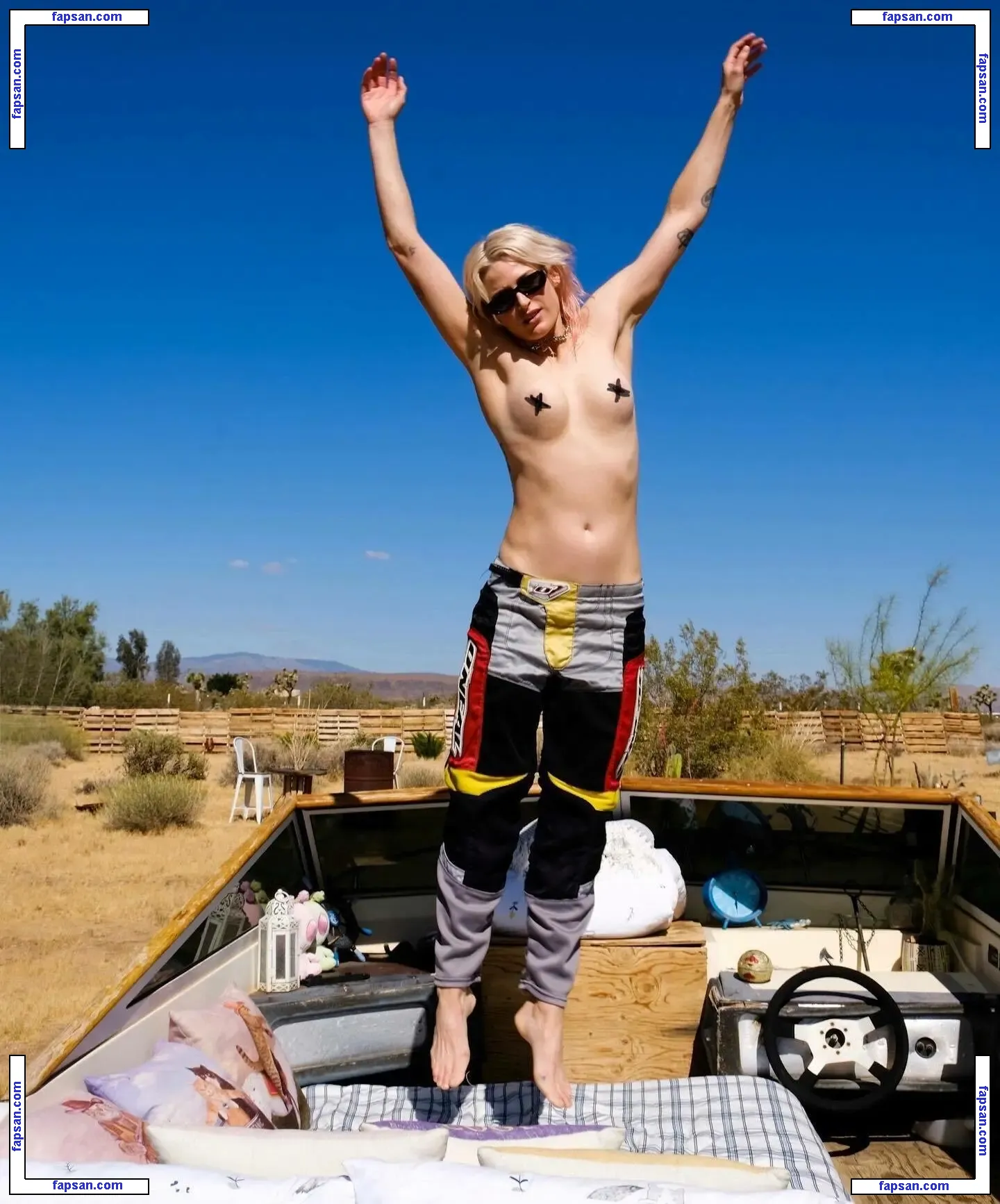 Emily Armstrong голая фото #0023 с Онлифанс