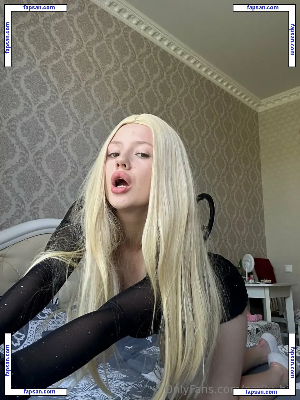 emily_hix nude photo #0007 from OnlyFans