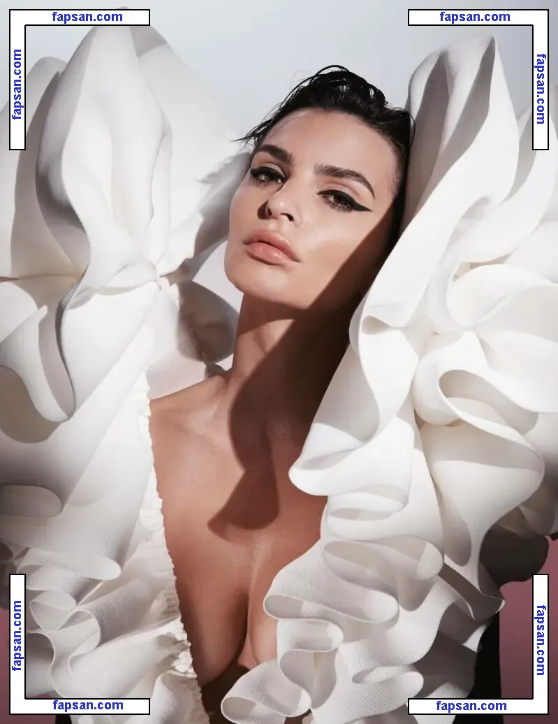 Emily Ratajkowski nude photo #16936 from OnlyFans