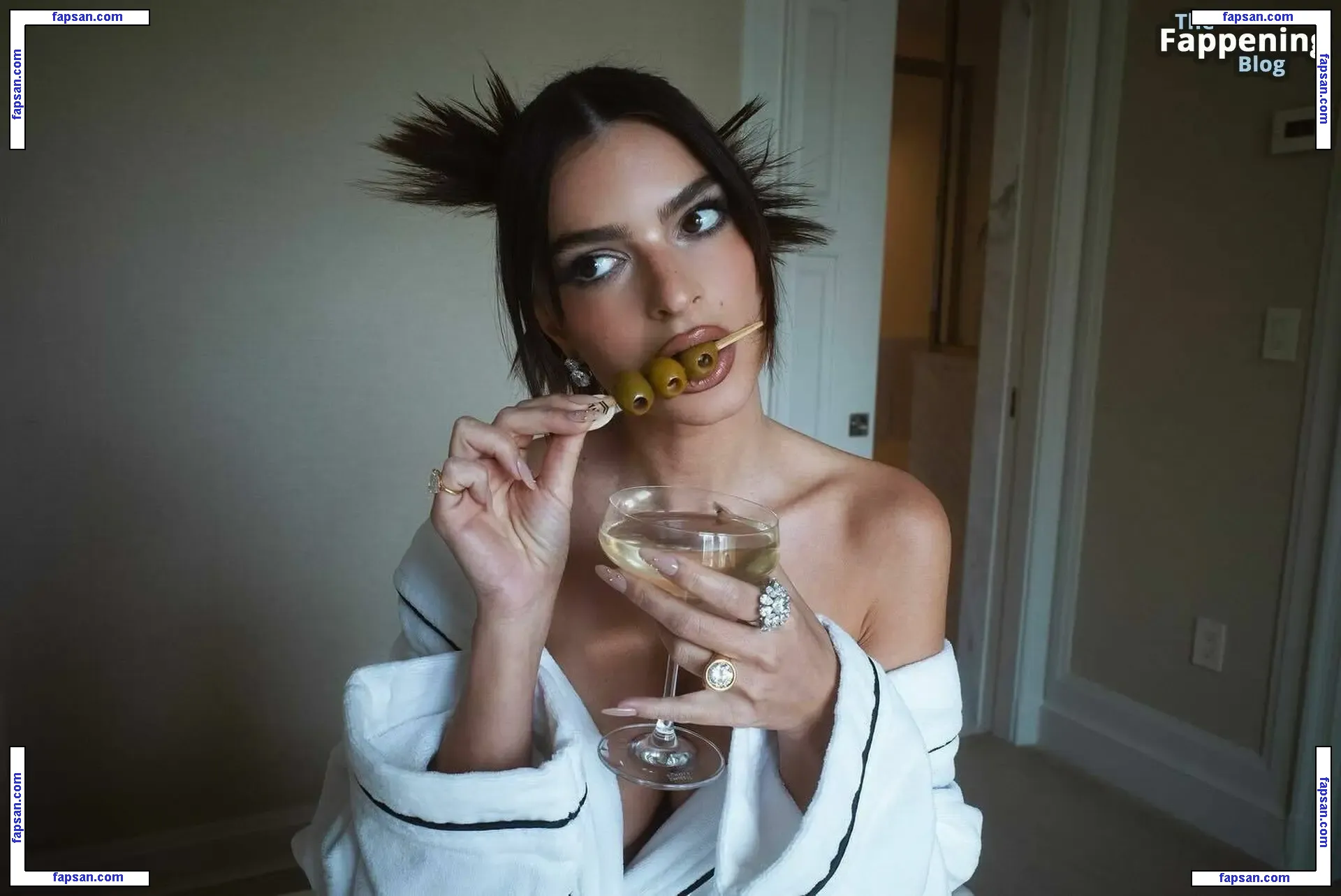 Emily Ratajkowski nude photo #17762 from OnlyFans