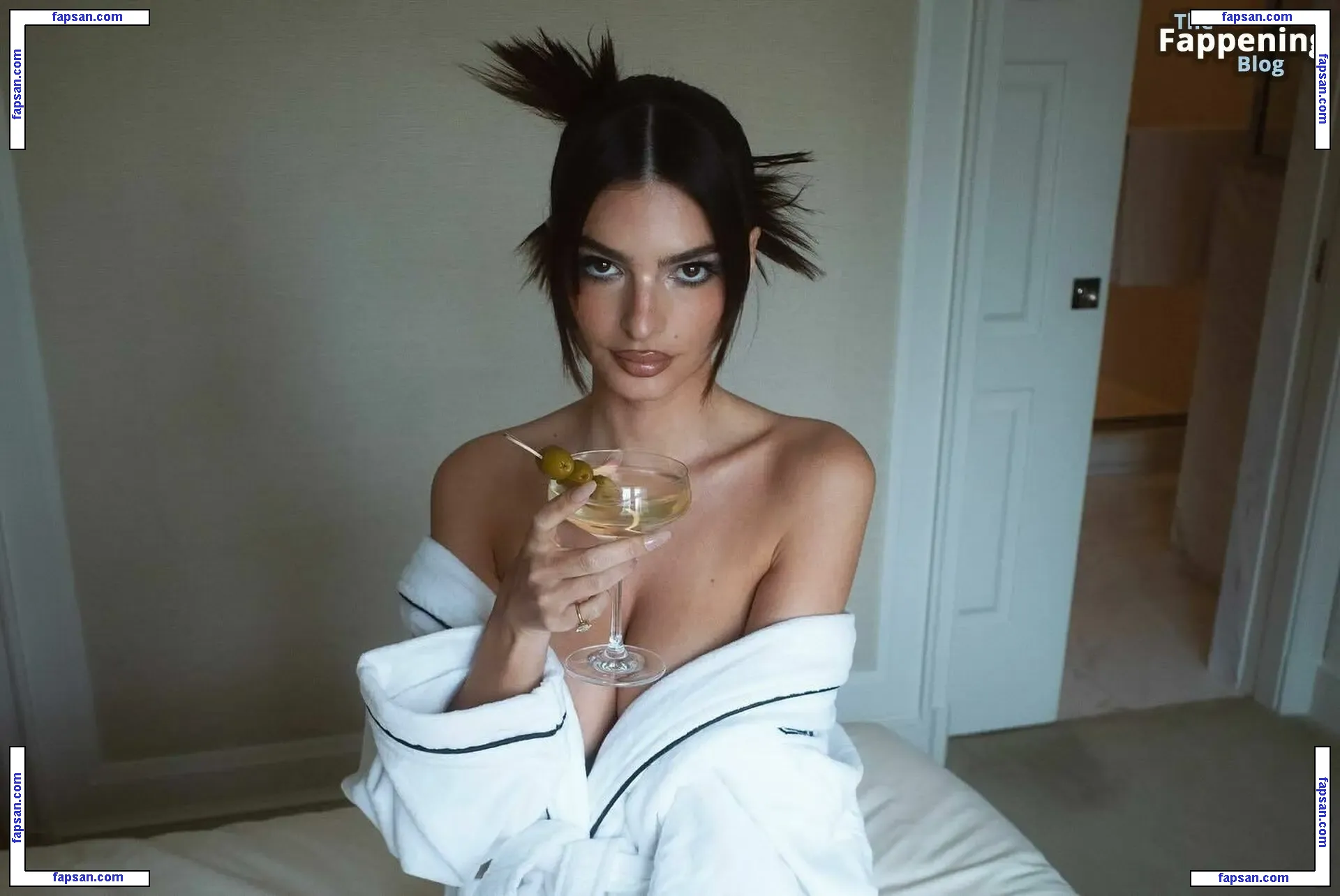 Emily Ratajkowski nude photo #17777 from OnlyFans