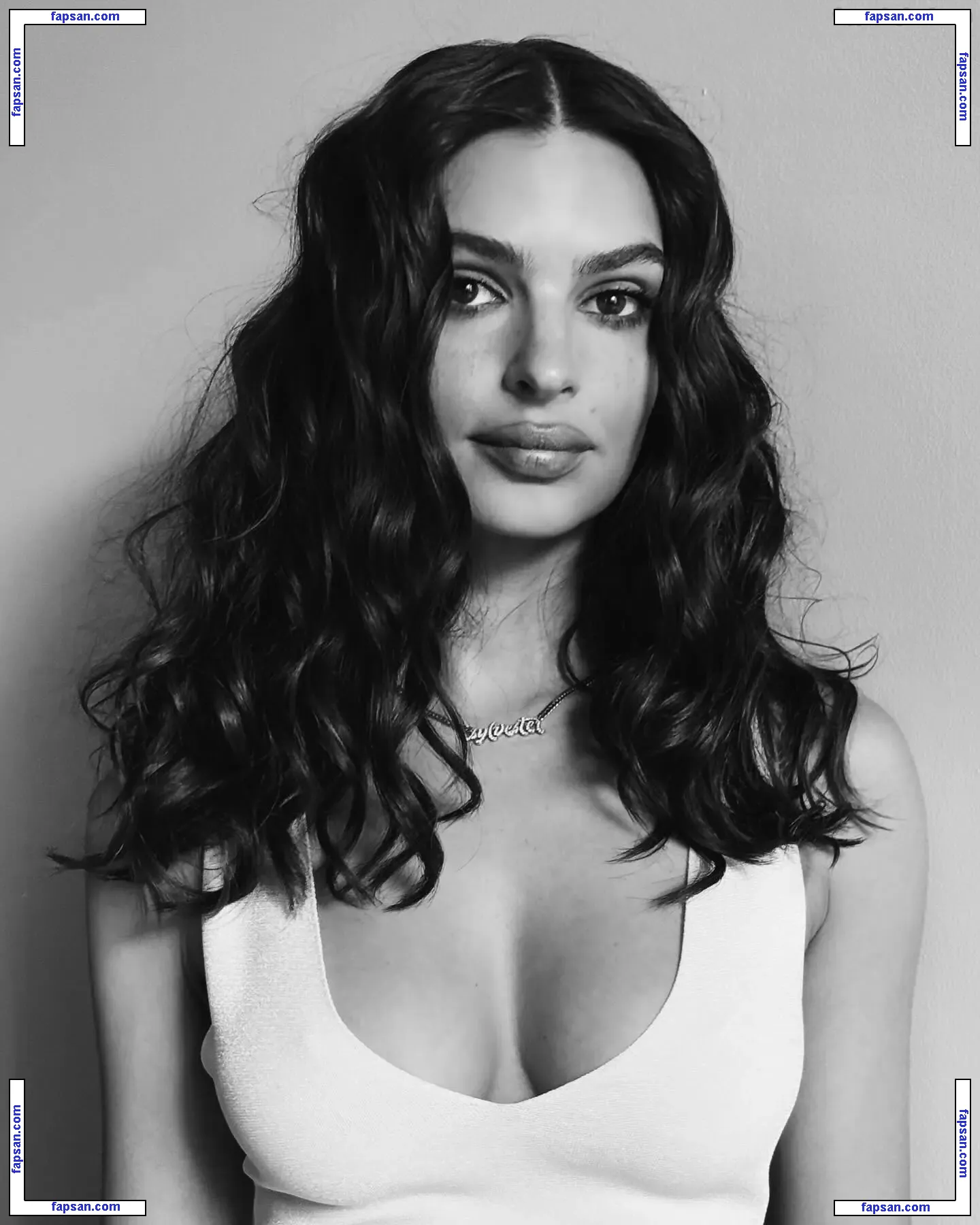 Emily Ratajkowski голая фото #19166 с Онлифанс