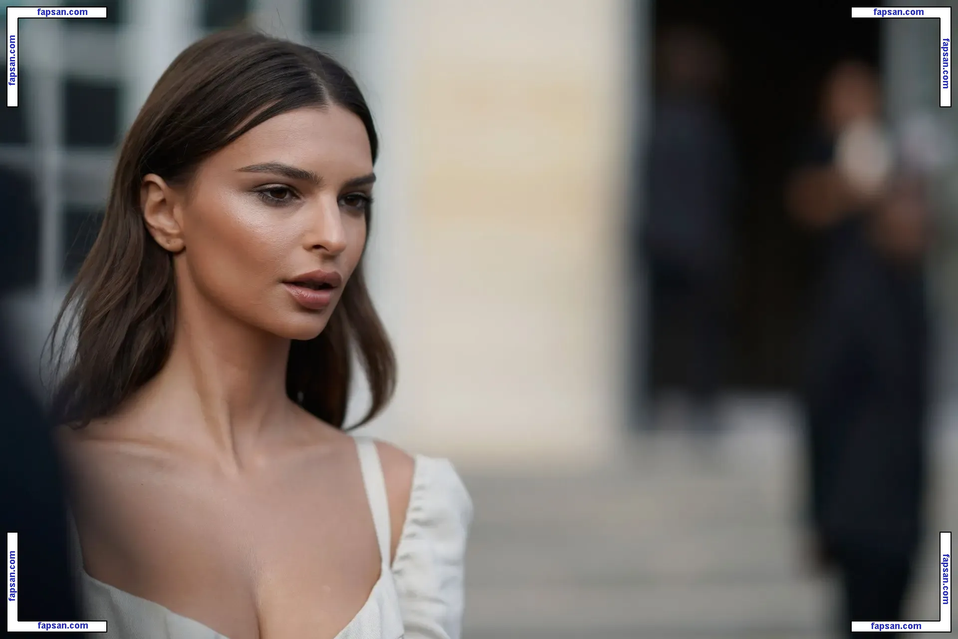 Emily Ratajkowski nude photo #2778 from OnlyFans