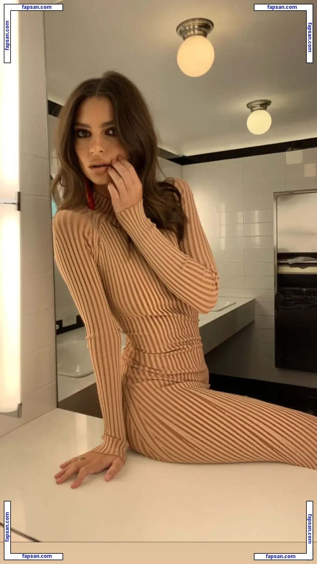 Emily Ratajkowski голая фото #5928 с Онлифанс