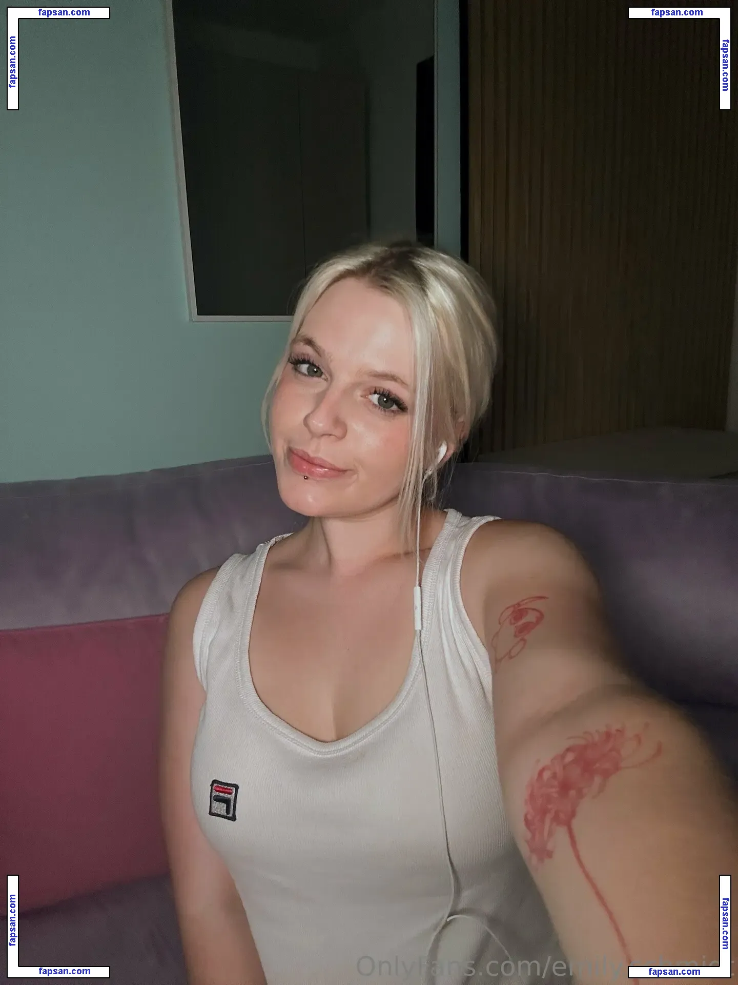 emily.schwarz nude photo #0001 from OnlyFans