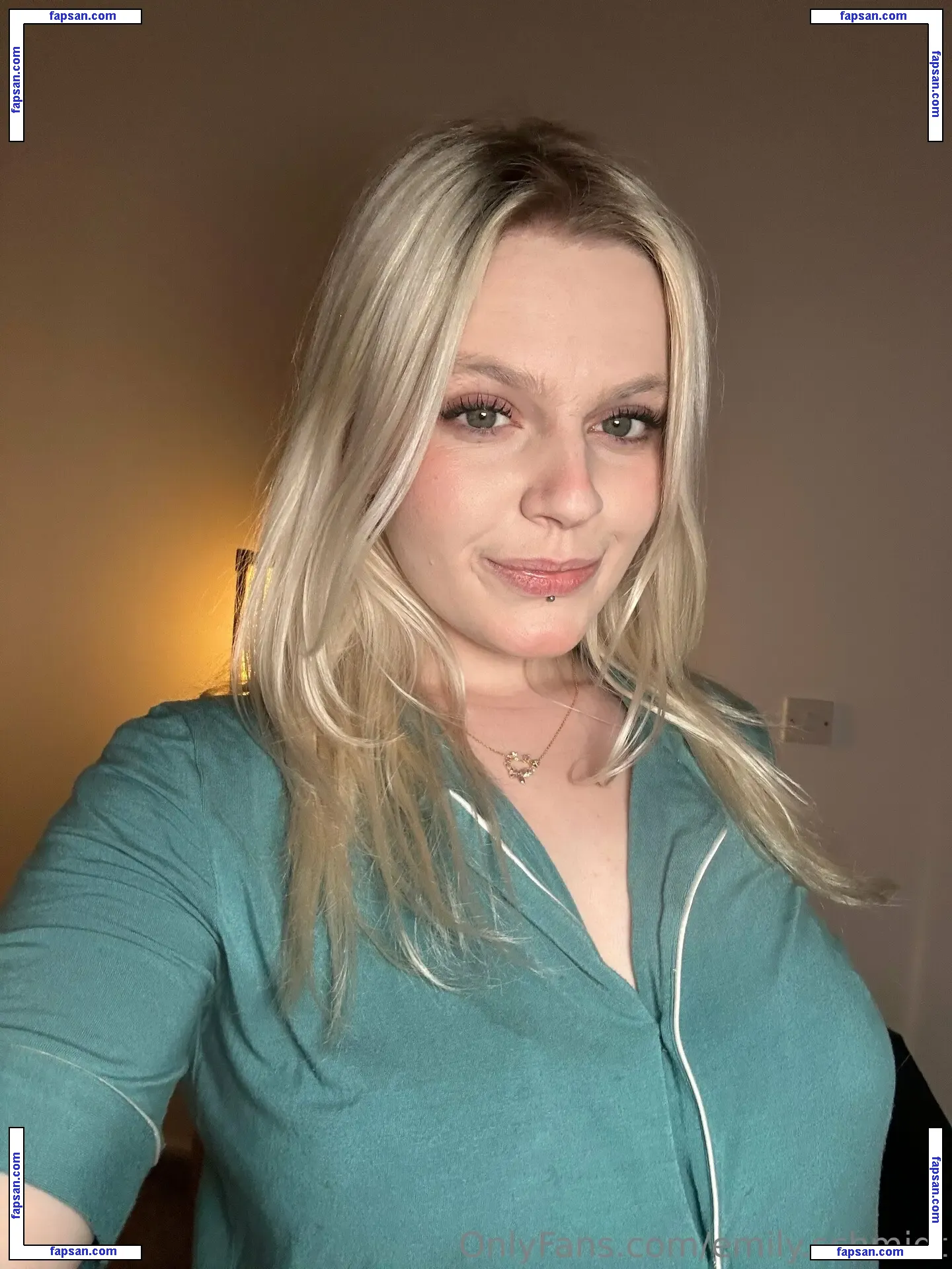 emily.schwarz nude photo #0011 from OnlyFans