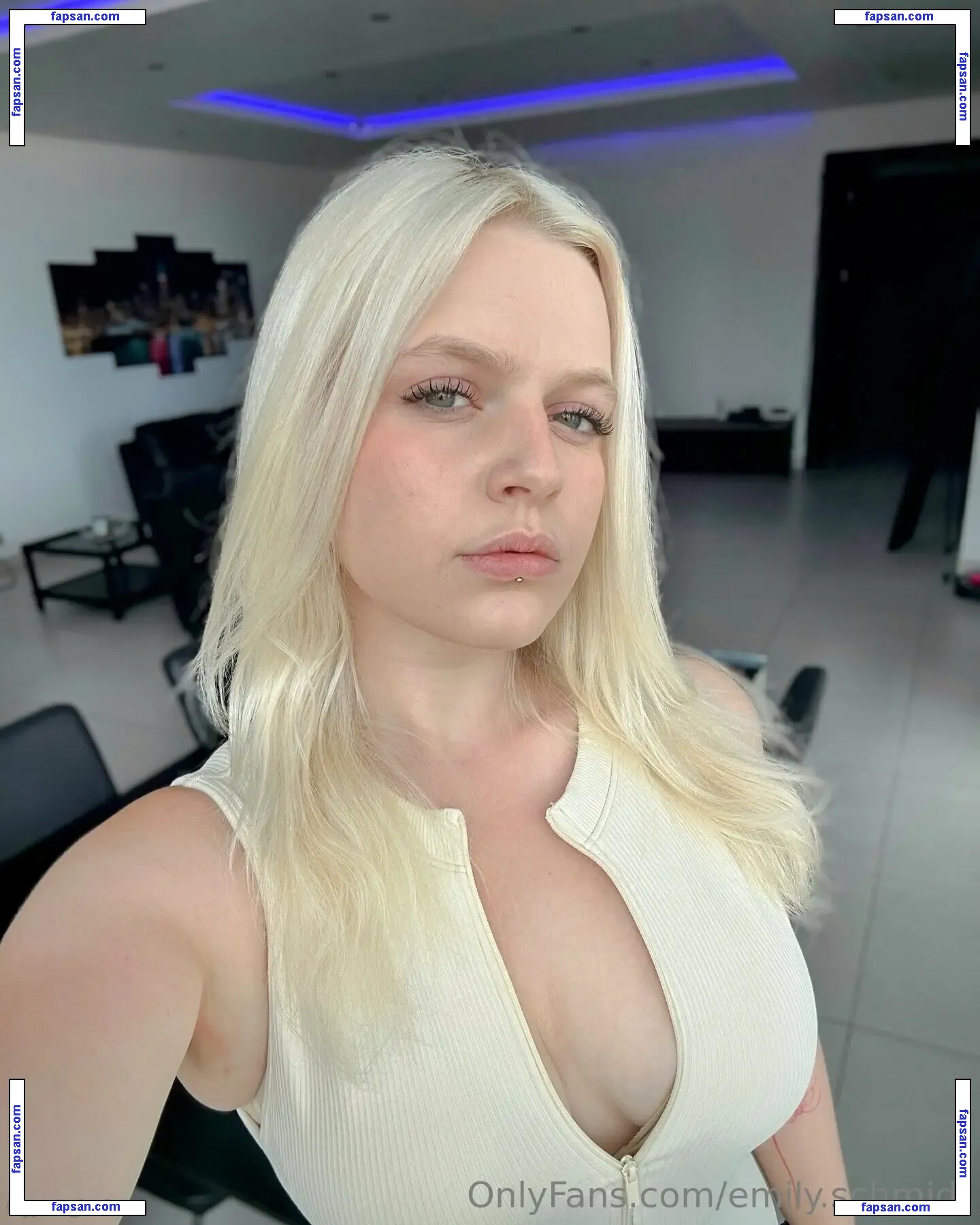 emily.schwarz nude photo #0021 from OnlyFans
