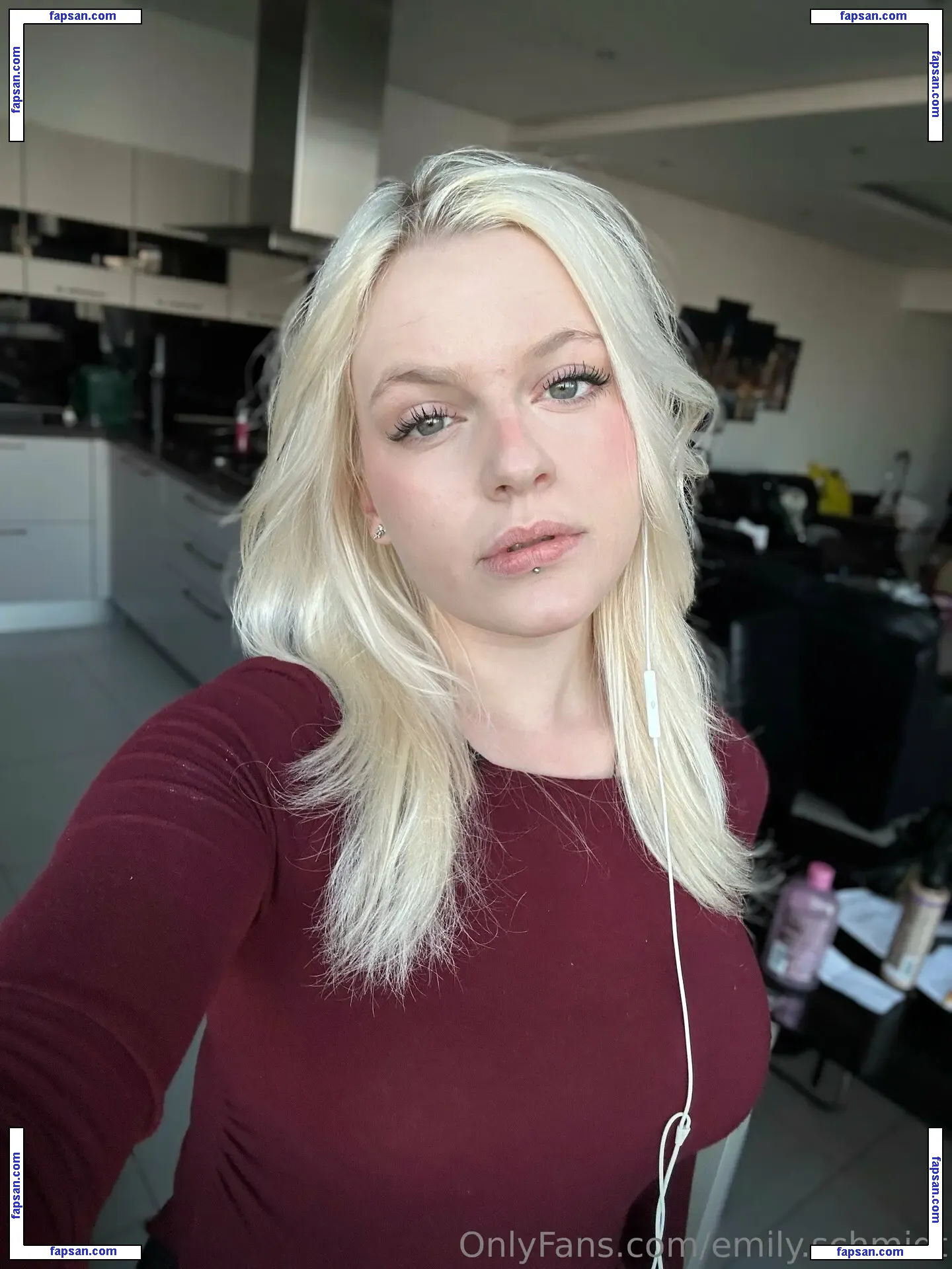 emily.schwarz nude photo #0023 from OnlyFans