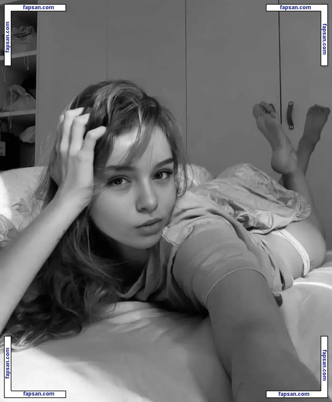 Emilycutiexx nude photo #0005 from OnlyFans