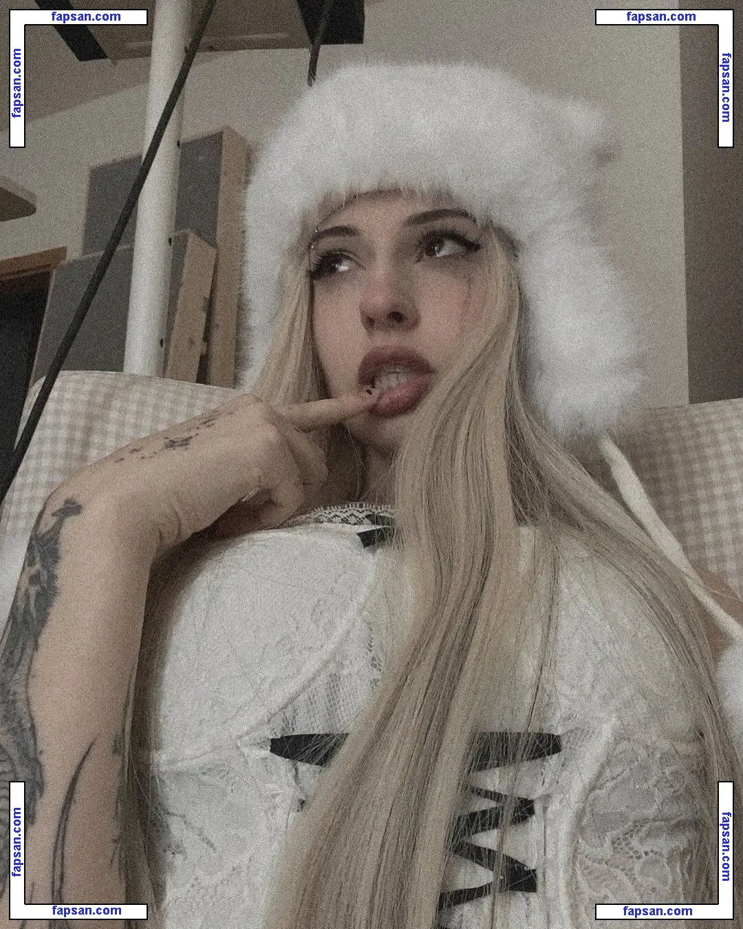 Emilylovexxx nude photo #0029 from OnlyFans