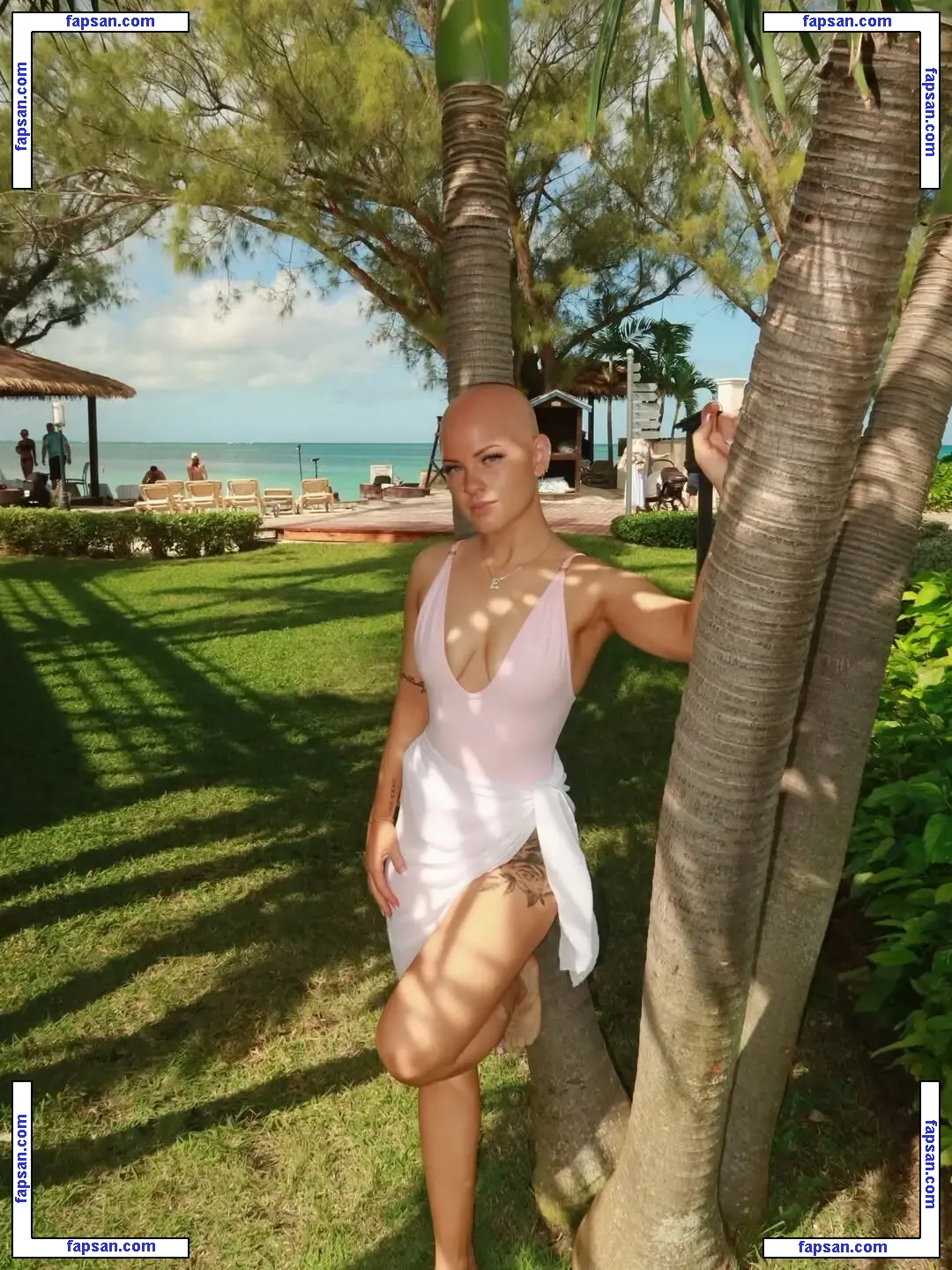 emmycombss nude photo #0004 from OnlyFans