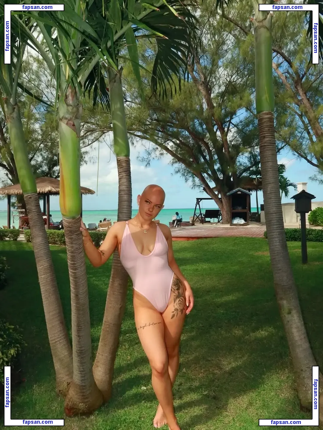 emmycombss nude photo #0005 from OnlyFans