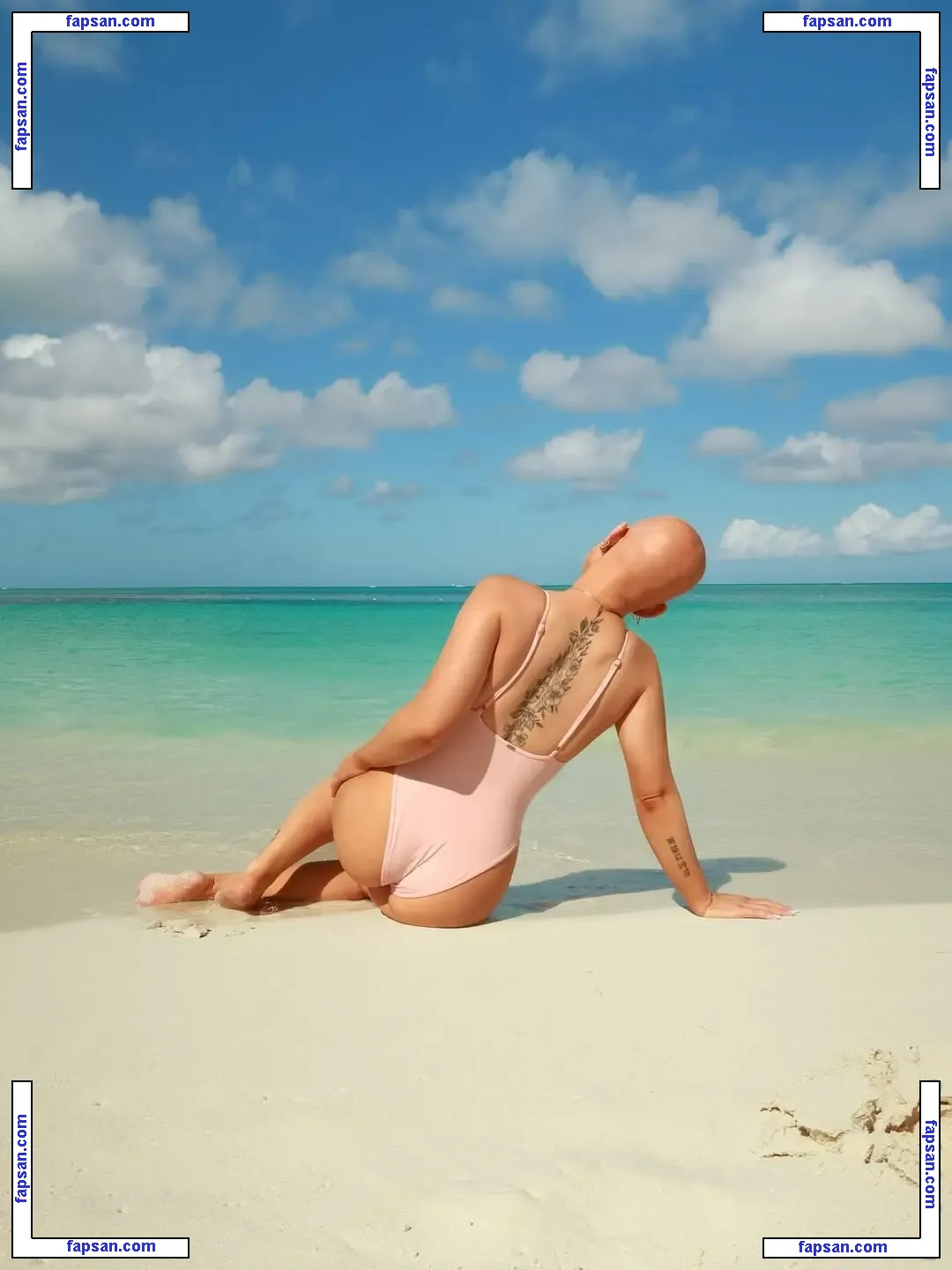 emmycombss nude photo #0006 from OnlyFans