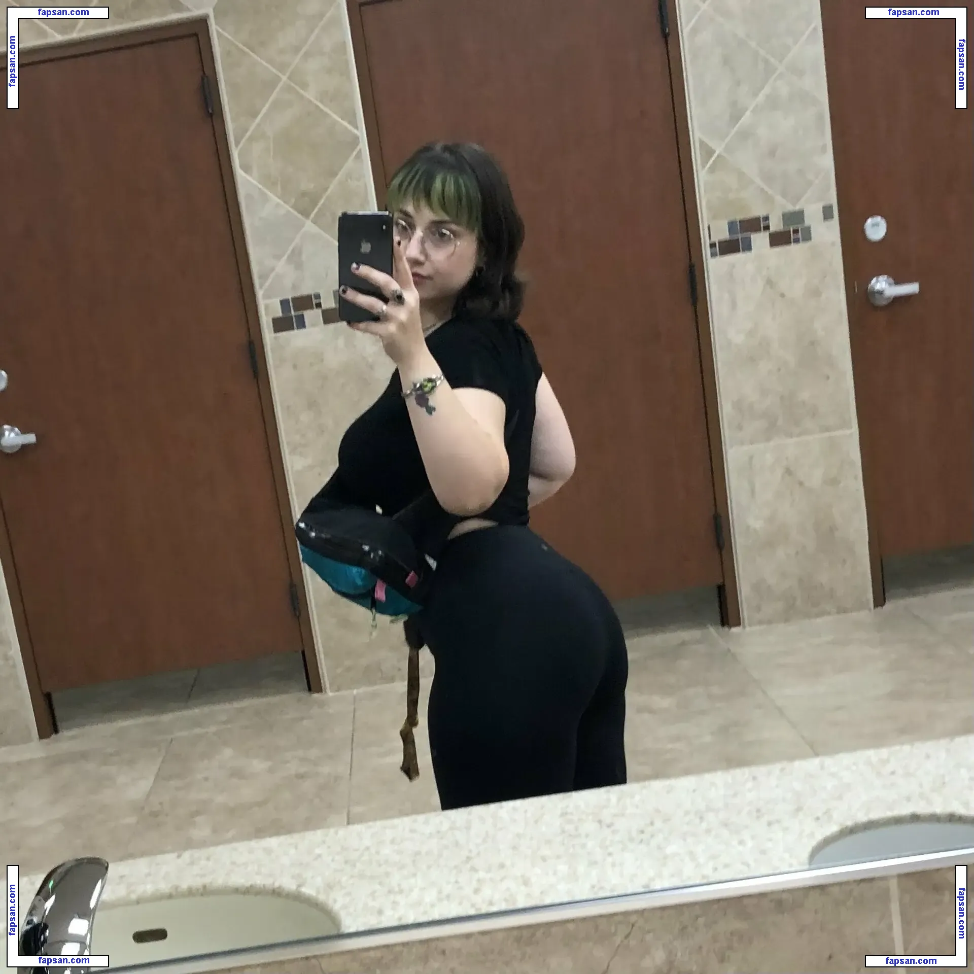 emocranberries голая фото #0032 с Онлифанс