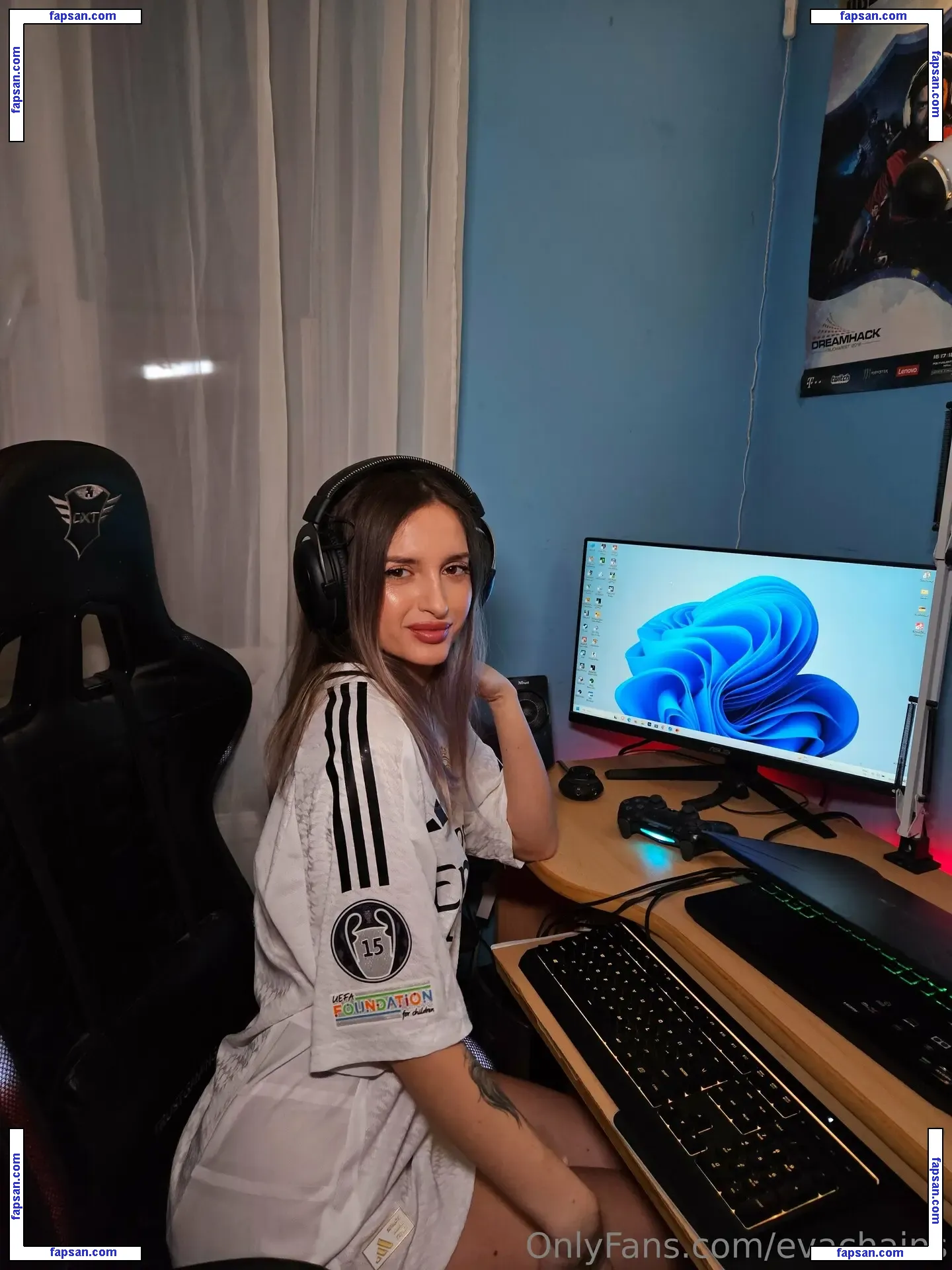 evachains голая фото #0031 с Онлифанс