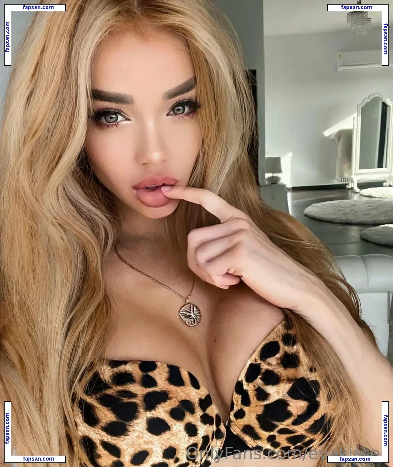 evakisses nude photo #0012 from OnlyFans