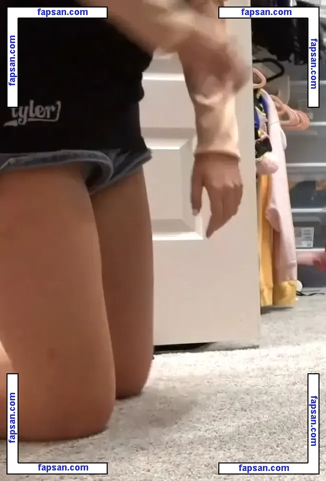 ExtraEmily nude photo #0004 from OnlyFans
