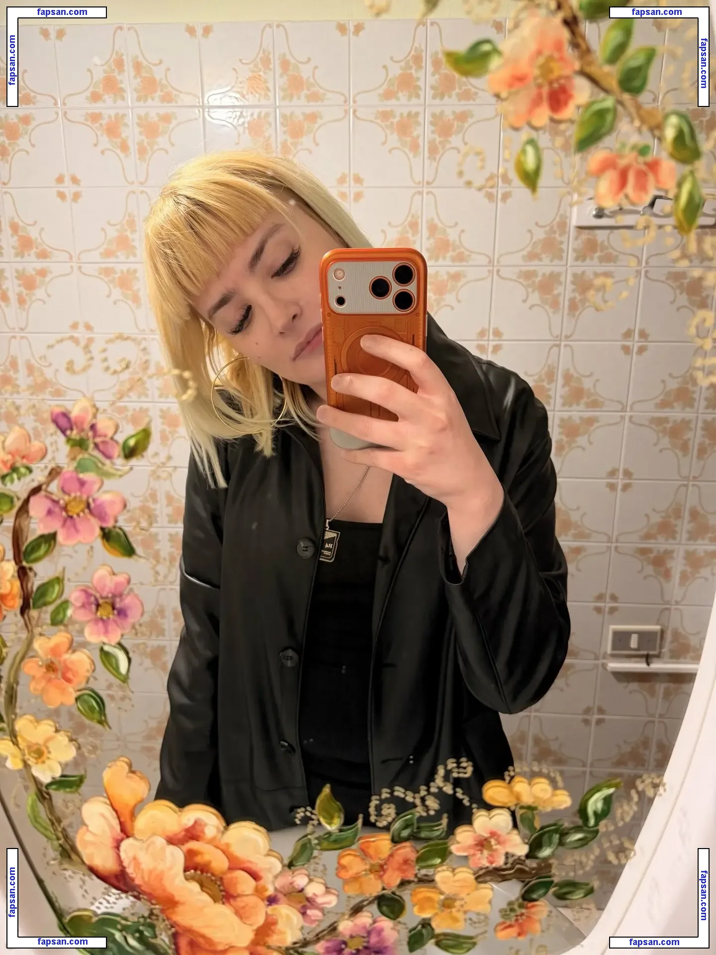 F4micom голая фото #0019 с Онлифанс