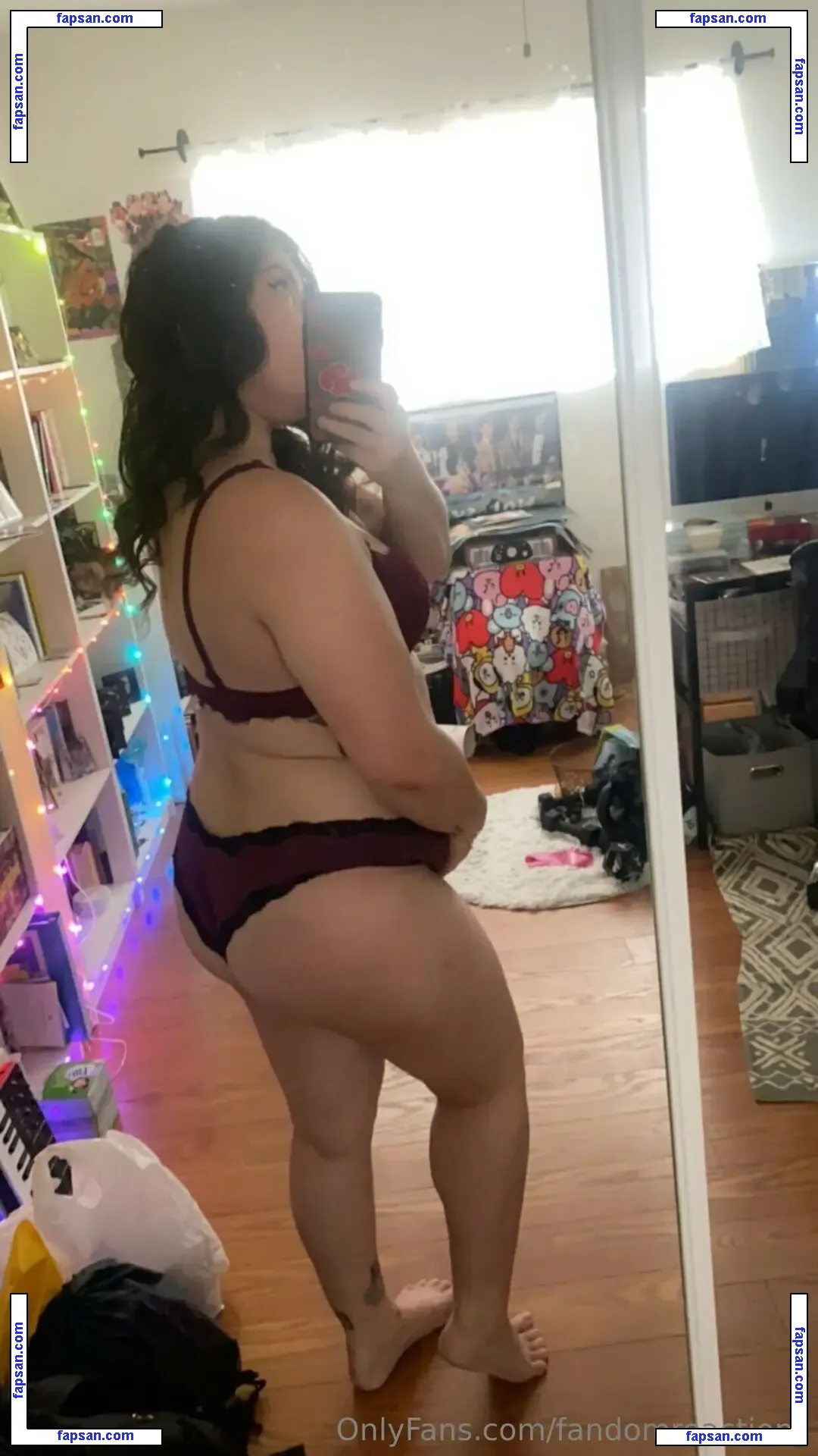 FandomReactions nude photo #0407 from OnlyFans