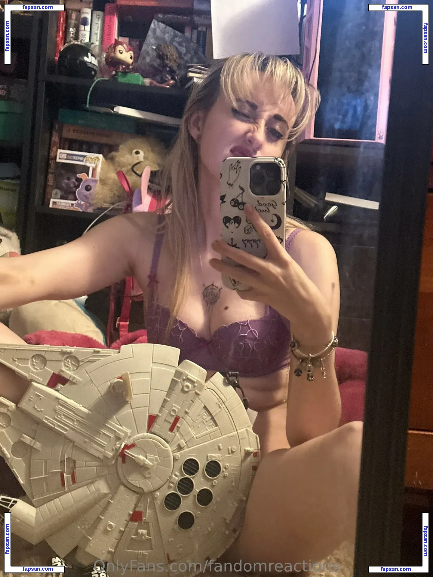 FandomReactions nude photo #0417 from OnlyFans