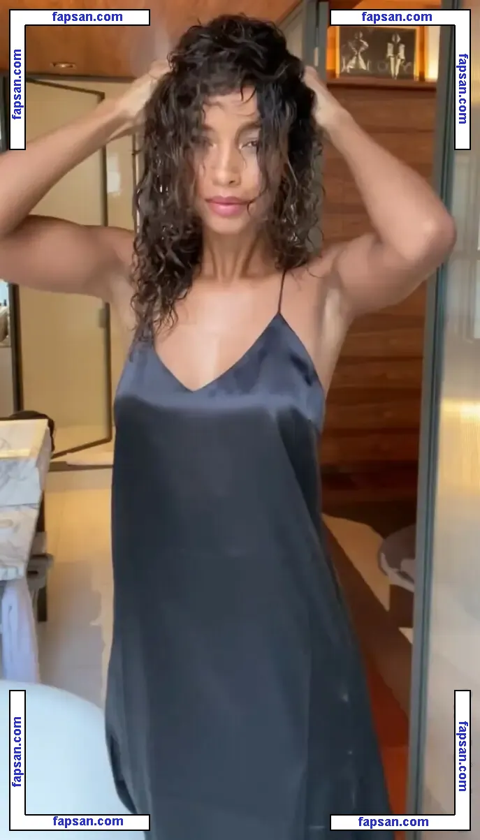 Flora Coquerel голая фото #0016 с Онлифанс