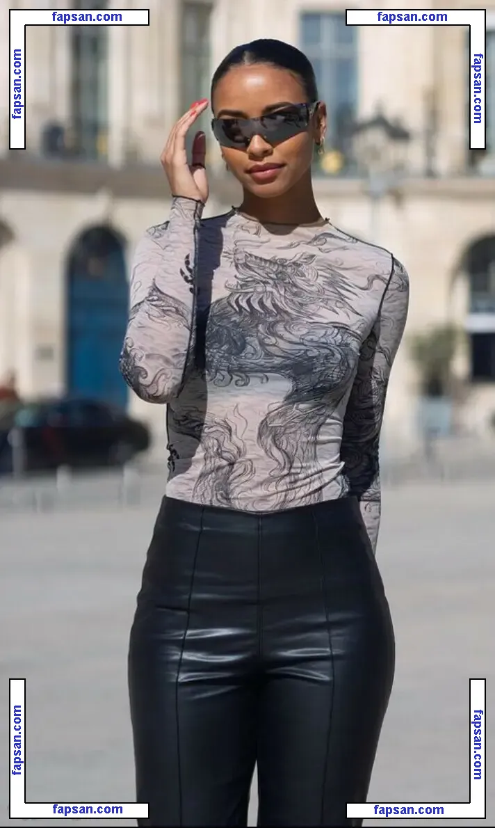 Flora Coquerel голая фото #0018 с Онлифанс