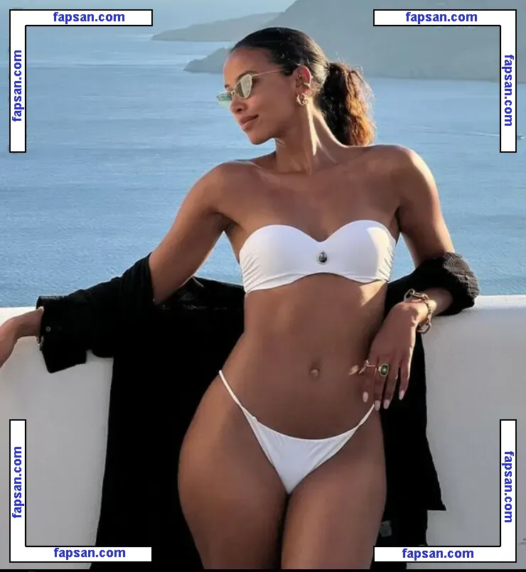 Flora Coquerel голая фото #0021 с Онлифанс