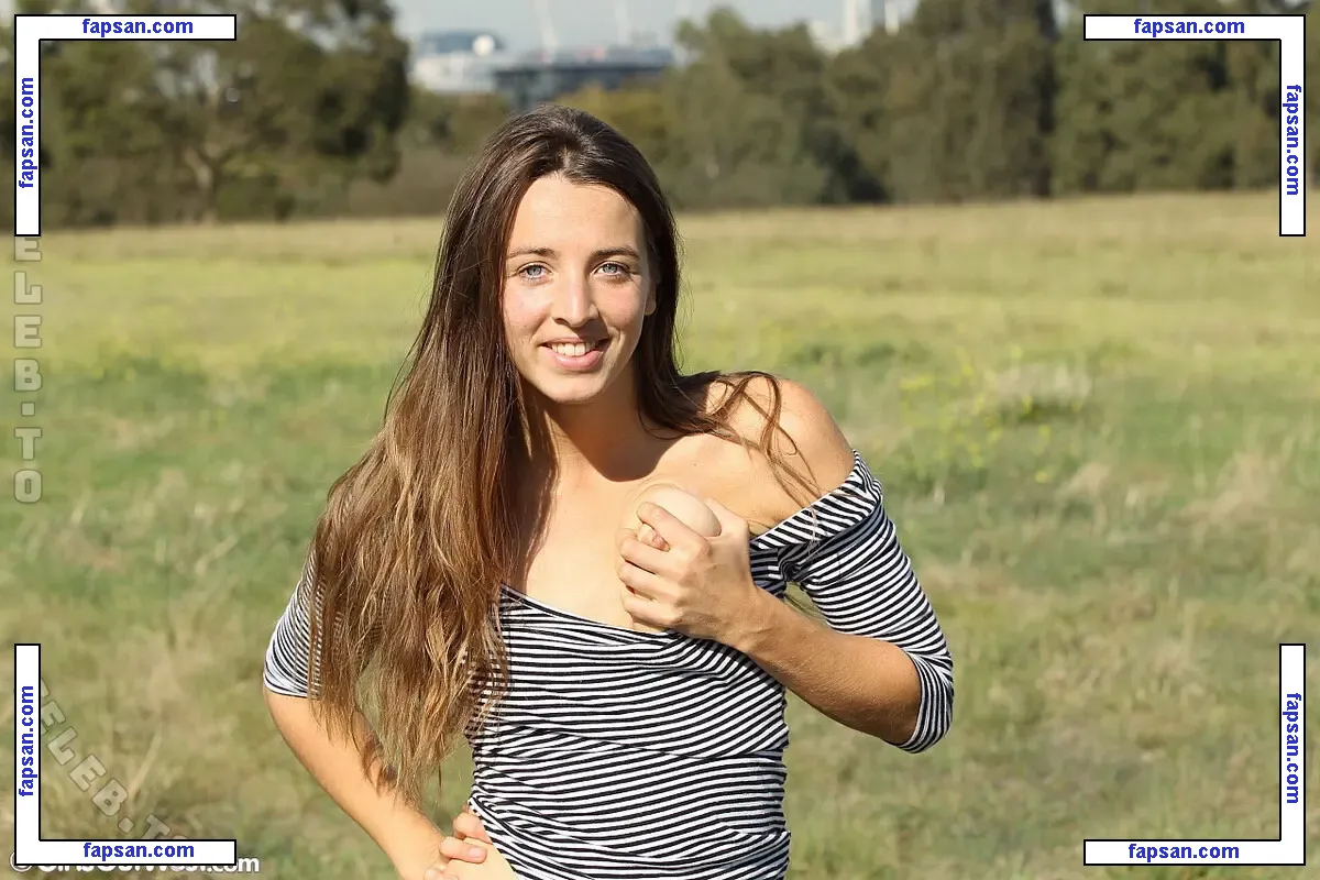 Flora голая фото #0035 с Онлифанс