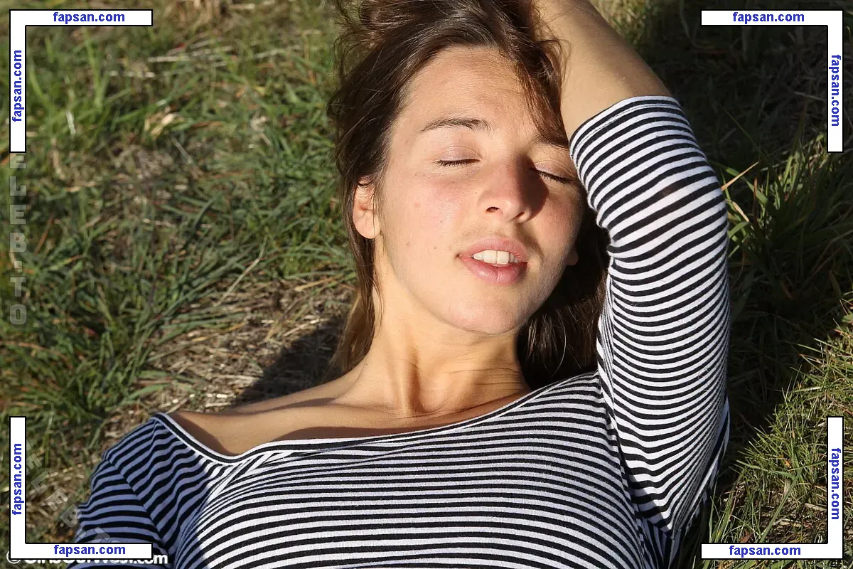 Flora голая фото #0037 с Онлифанс