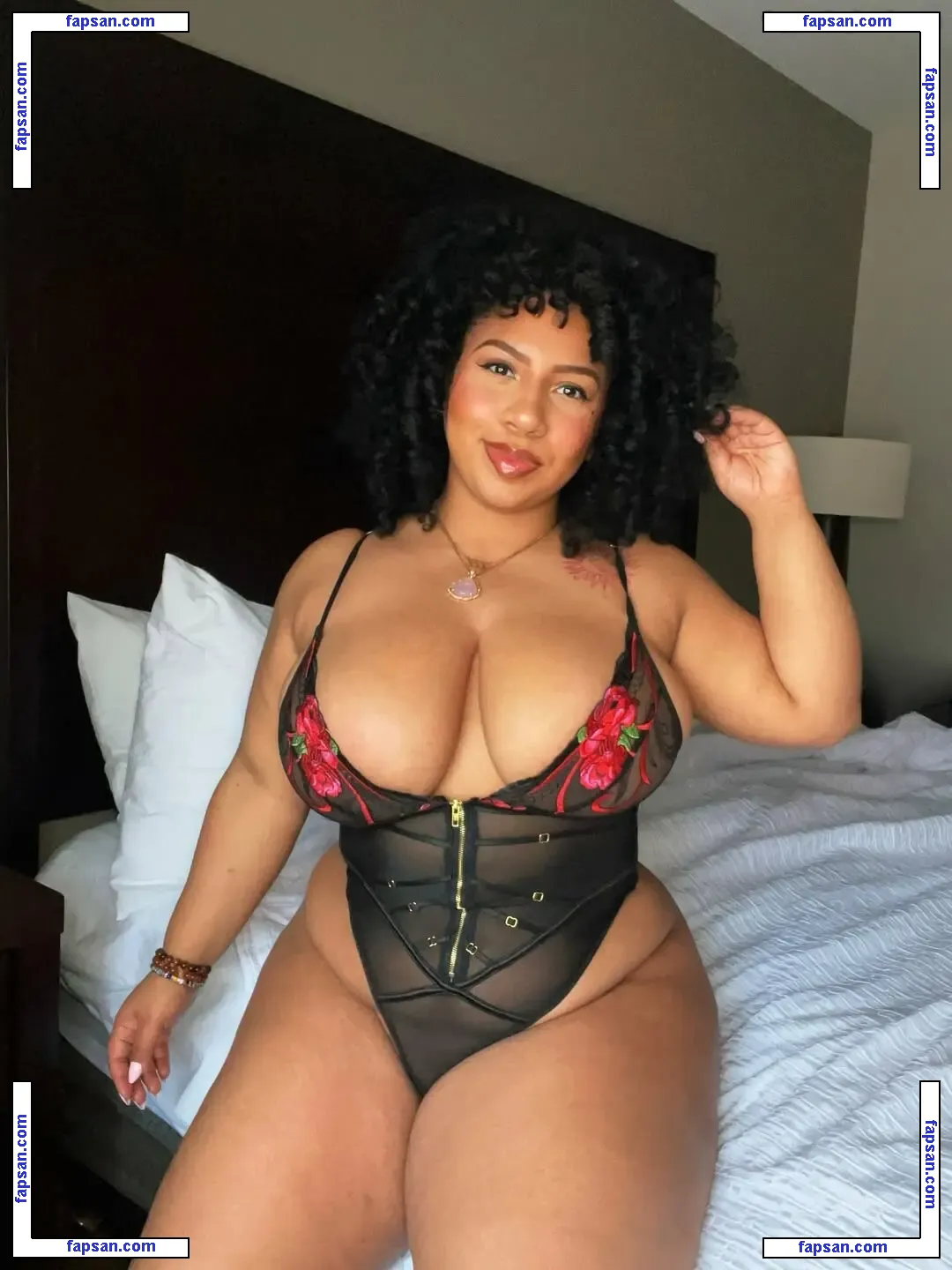 forevercurlybri голая фото #0002 с Онлифанс